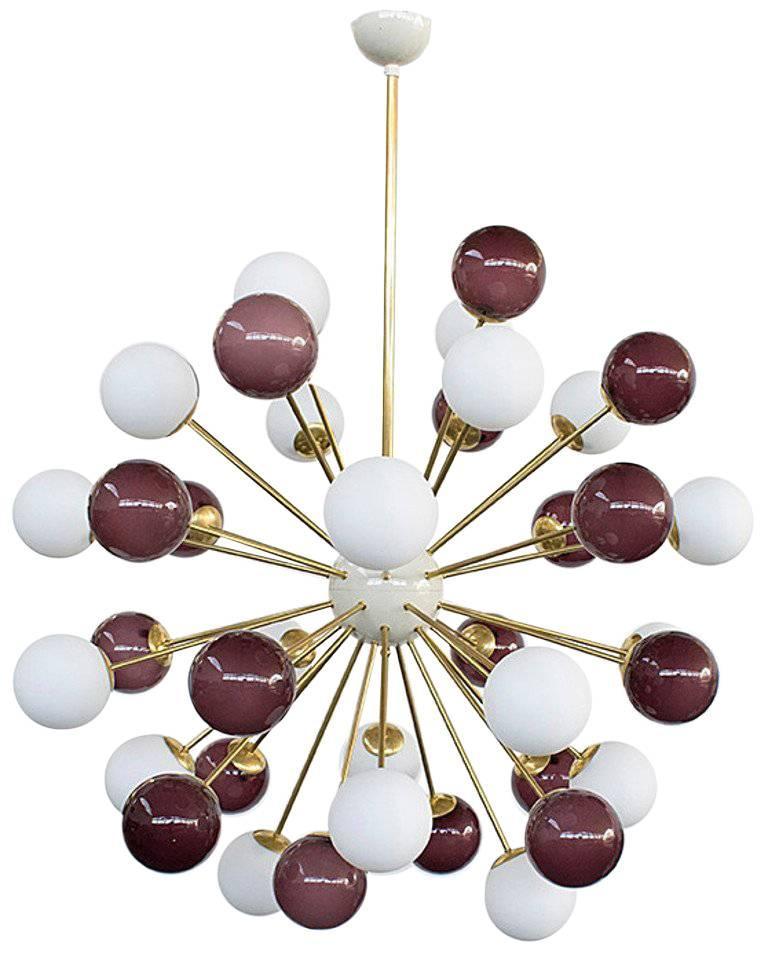 Lampadario italiano sputnik con 40 globi in vetro di Murano montati su una struttura in ottone / Disegnato da Fabio Bergomi per Fabio Ltd / Made in Italy
40 luci / tipo E12 o E14 / max 40W ciascuna
Misure: diametro 49 pollici / altezza 59 pollici