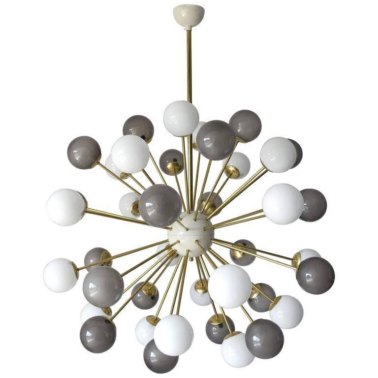 Lampadario italiano sputnik con 40 globi in vetro di Murano montati su una struttura in ottone / Disegnato da Fabio Bergomi per Fabio Ltd / Made in Italy
40 luci / tipo E12 o E14 / max 40W ciascuna
Misure: diametro 49 pollici / altezza 59 pollici