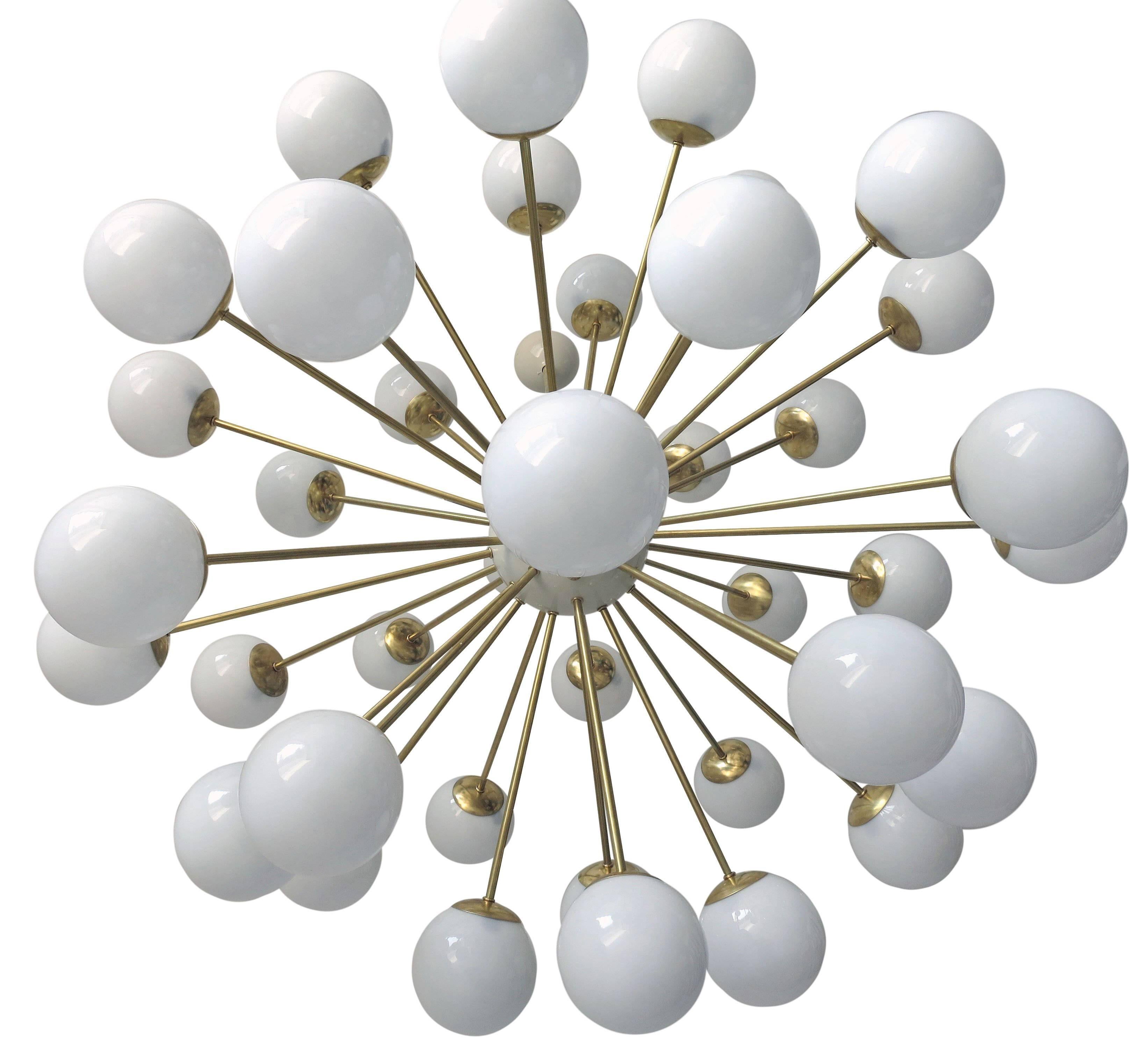 Lustre Sputnik italien avec 40 globes en verre de Murano montés sur une monture en laiton / Design by Fabio Bergomi for Fabio Ltd / Made in Italy
40 lampes / type E12 ou E14 / max 40W chacune
Dimensions : diamètre 49 pouces / hauteur 59 pouces, tige