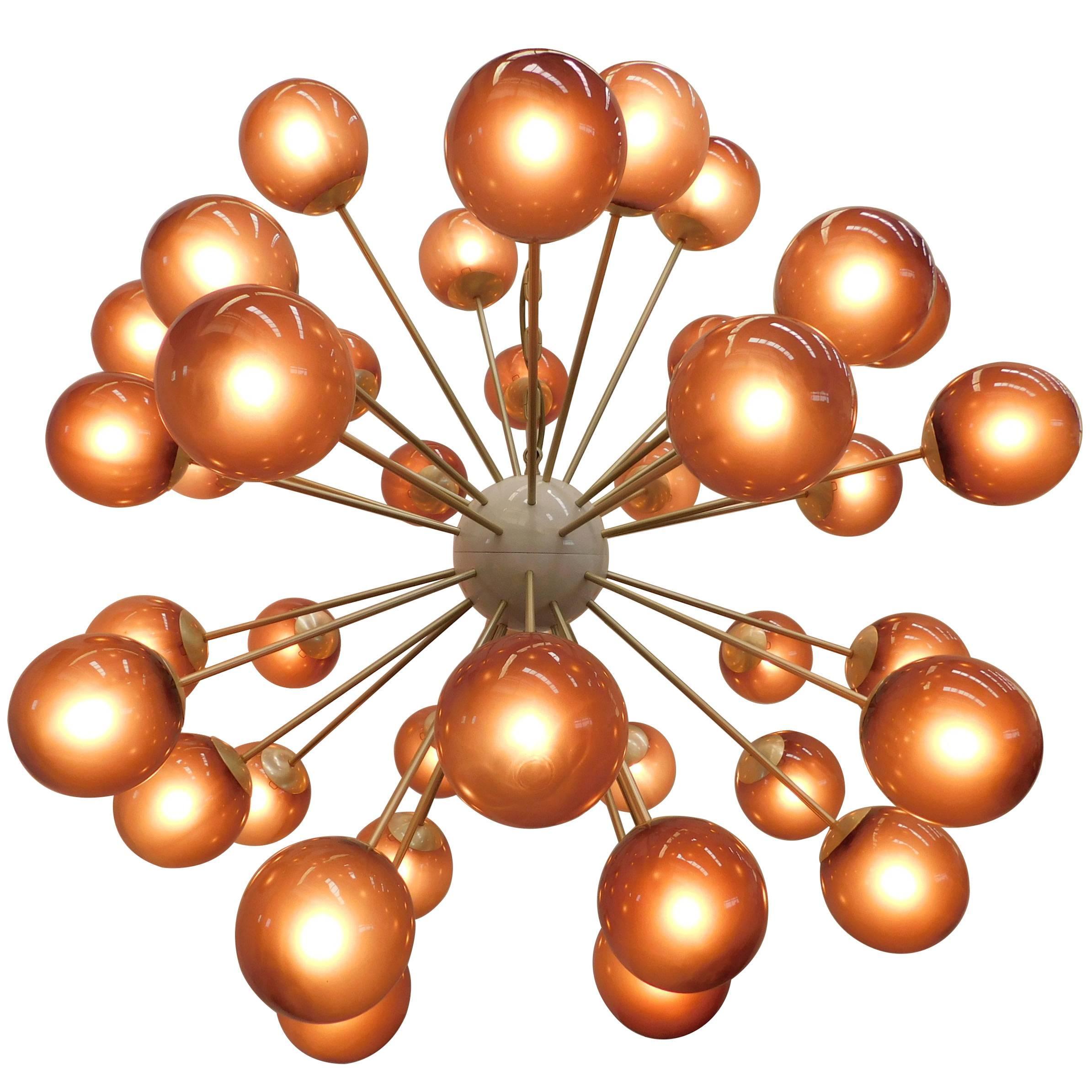 Lampadario italiano sputnik con 40 globi in vetro di Murano montati su una struttura in ottone / Disegnato da Fabio Bergomi per Fabio Ltd / Made in Italy
40 luci / tipo E12 o E14 / max 40W ciascuna
Misure: diametro 49 pollici / altezza 49 pollici
