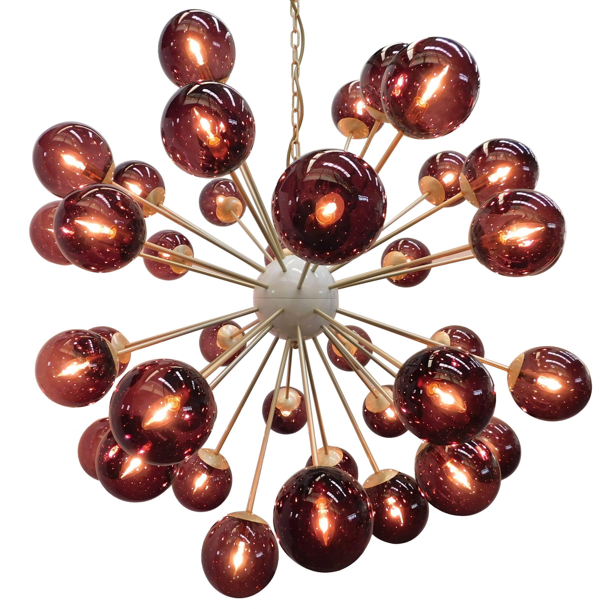 Lampadario italiano sputnik con 40 globi in vetro di Murano montati su una struttura in ottone / Disegnato da Fabio Bergomi per Fabio Ltd / Made in Italy
40 luci / tipo E12 o E14 / max 40W ciascuna
Misure: diametro 49 pollici / altezza 49 pollici