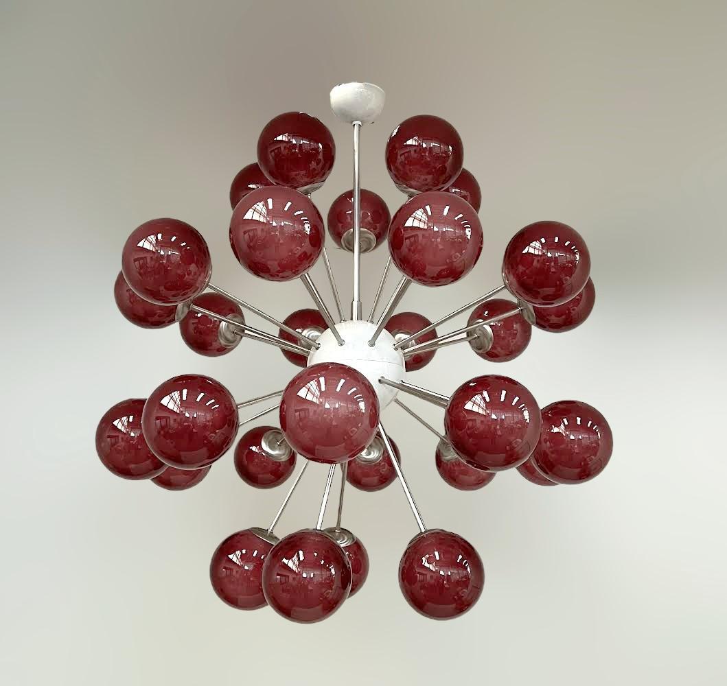 Lampadario italiano Sputnik con 30 globi in vetro di Murano montati su una struttura in metallo con finitura in nichel satinato / disegnato da Fabio Bergomi per FABIO LTD / Made in Italy 
Misure: diametro 39 pollici, altezza 48 pollici con asta e