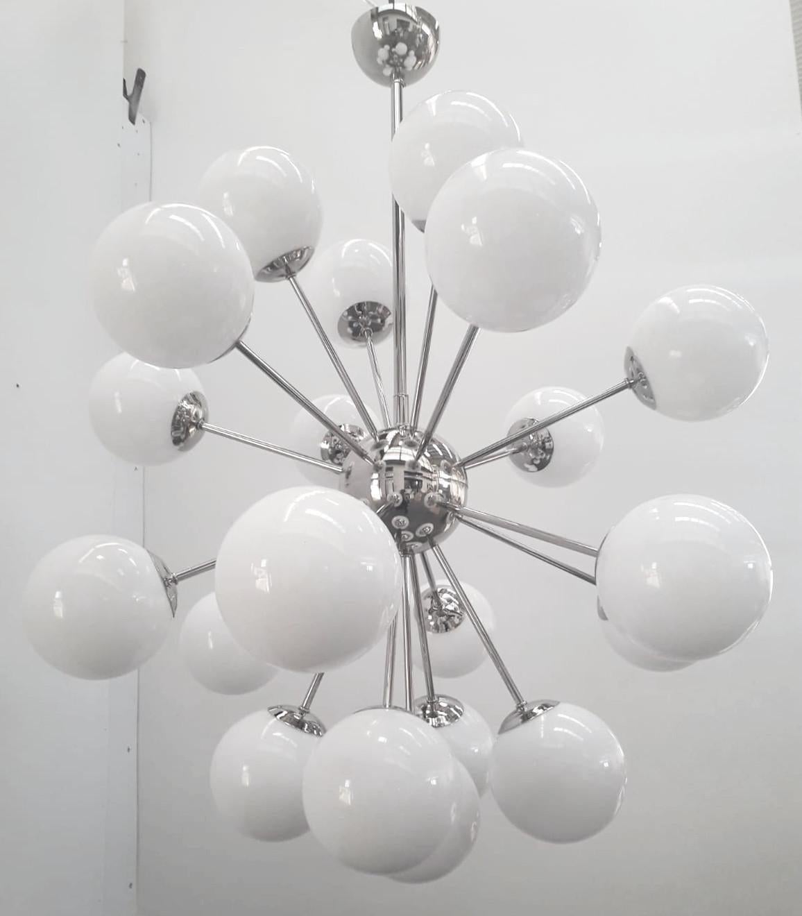 Lampadario sputnik italiano con 21 globi in vetro di Murano montati su una struttura in metallo con finitura in nichel lucido / Disegnato da Fabio Bergomi per Fabio Ltd / Made in Italy
21 luci / tipo E12 o E14 / max 40W ciascuna
Diametro: 36 pollici