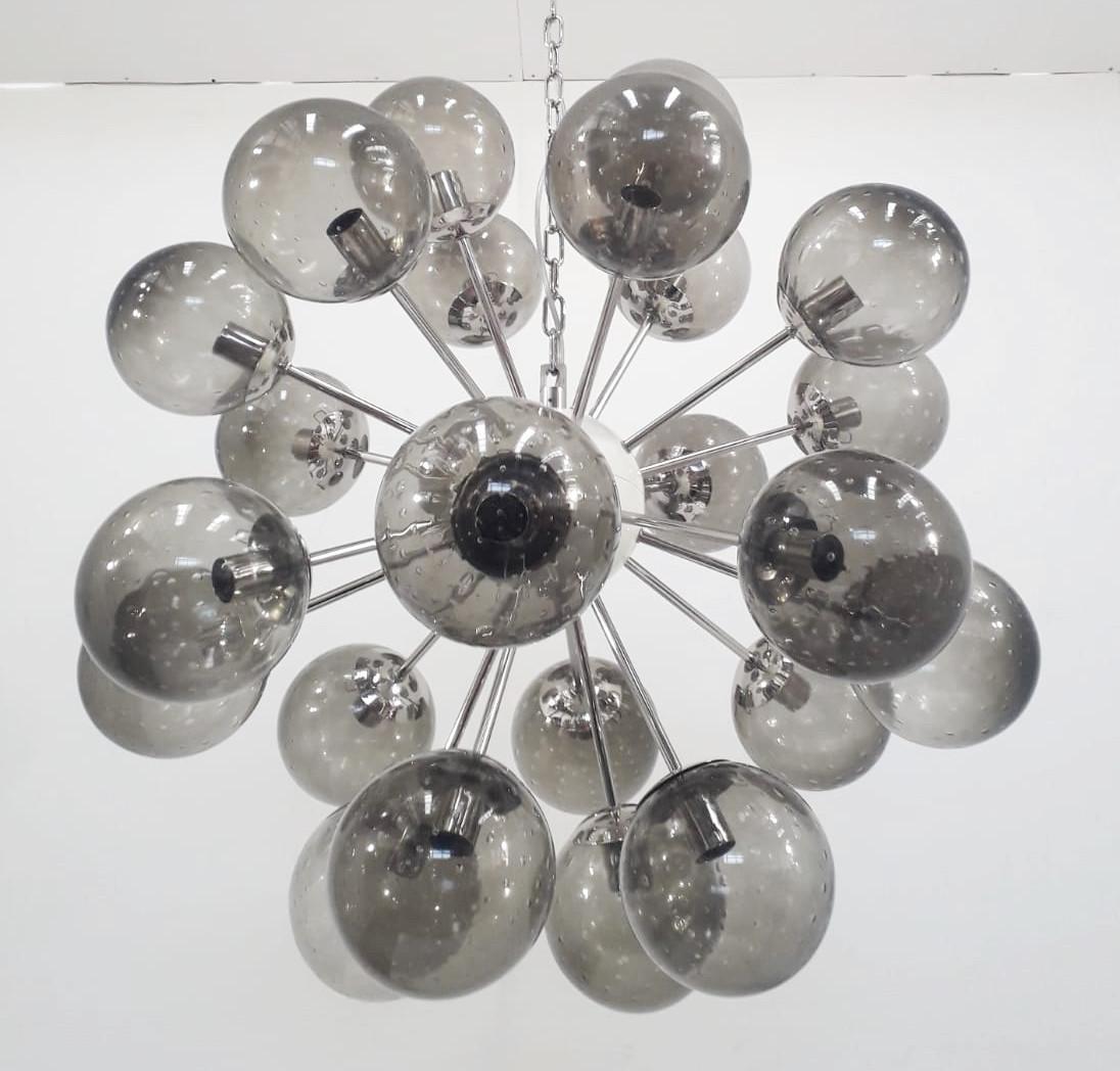Lampadario sputnik italiano con 24 globi in vetro di Murano montati su una struttura in metallo con finitura in nichel lucido / Disegnato da Fabio Bergomi per Fabio Ltd / Made in Italy
24 luci / tipo E12 o E14 / max 40W ciascuna
Misure: Diametro 32