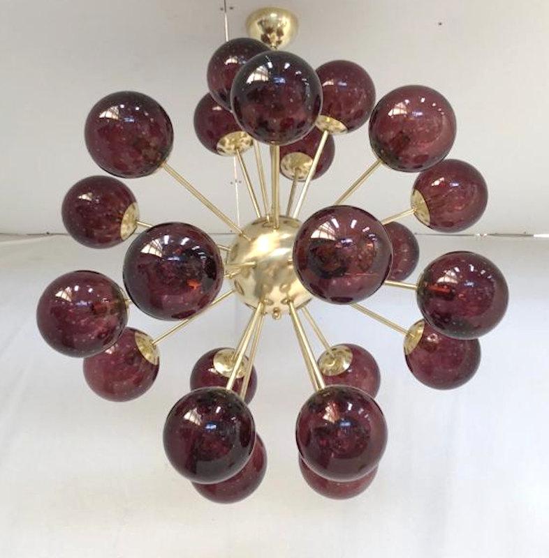 Lampadario italiano sputnik con 24 globi in vetro di Murano montati su una struttura in ottone / progettato da Fabio Bergomi per Fabio Ltd / Made in Italy
24 luci / tipo E12 o E14 / max 40W ciascuna
Misure: Diametro 35,5 pollici, altezza 39,5