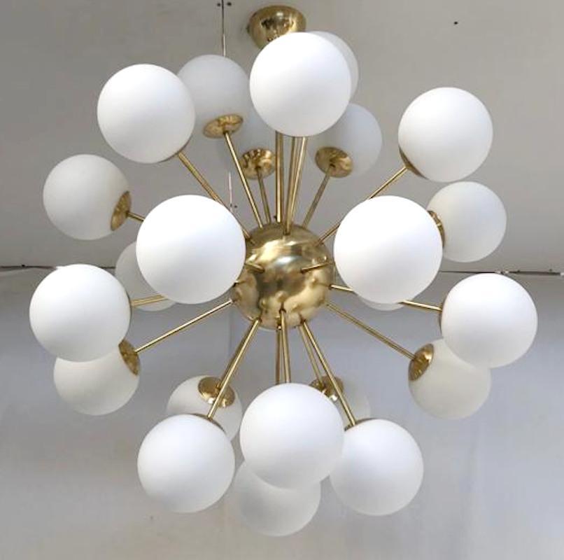 Lampadario italiano sputnik con 24 globi in vetro di Murano montati su una struttura in ottone / progettato da Fabio Bergomi per Fabio Ltd / Made in Italy
24 luci / tipo E12 o E14 / max 40W ciascuna
Misure: diametro 35,5 pollici, altezza 39,5