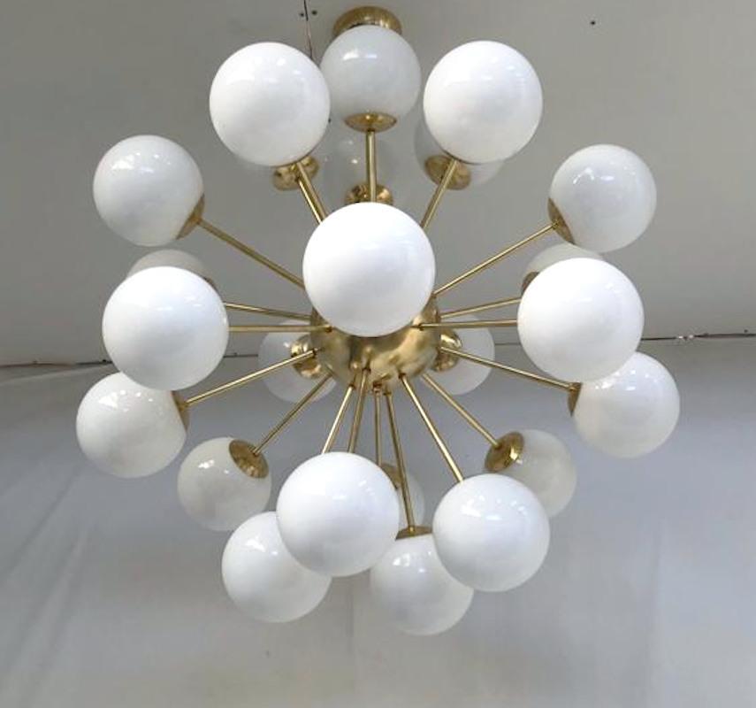 Lampadario italiano sputnik con 24 globi in vetro di Murano montati su una struttura in ottone / progettato da Fabio Bergomi per Fabio Ltd / Made in Italy
24 luci / tipo E12 o E14 / max 40W ciascuna
Misure: Diametro 35,5 pollici, altezza 39,5