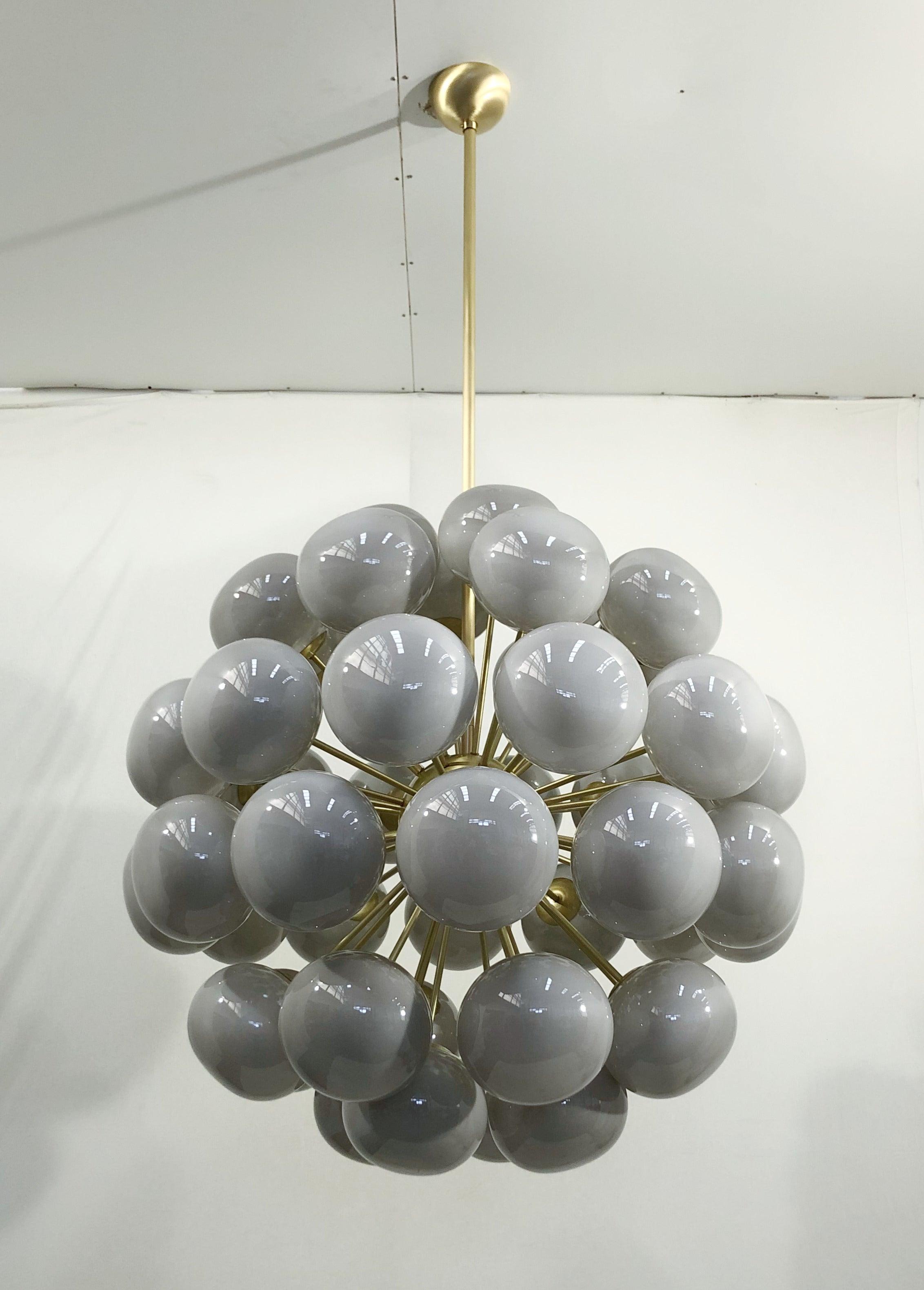 Lampadario Sputnik italiano con 48 paralumi in vetro grigio di Murano montati su una struttura in ottone / Disegnato da Fabio Bergomi per FABIO LTD / Made in Italy
48 luci / tipo E12 o E14 / max 40W ciascuna
Misure: Diametro 38 pollici, altezza 38