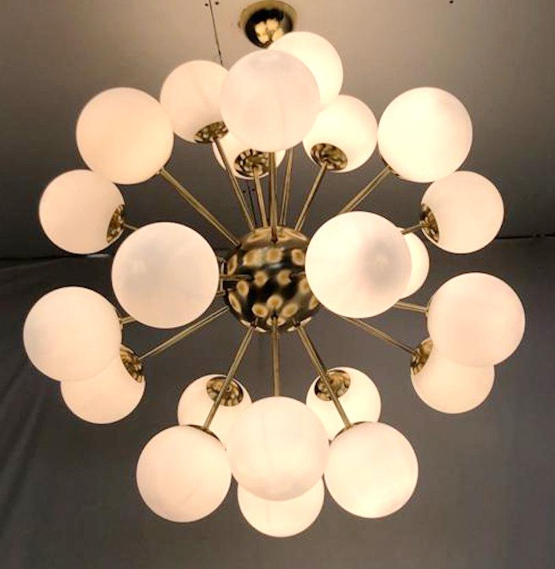 Lustre italien en forme de sputnik avec 24 globes en verre de Murano montés sur une structure en laiton / conçu par Fabio Bergomi pour Fabio Ltd / Fabriqué en Italie.
24 lampes / type E12 ou E14 / max 40W chacune
Mesures : Diamètre de 35,5 pouces,