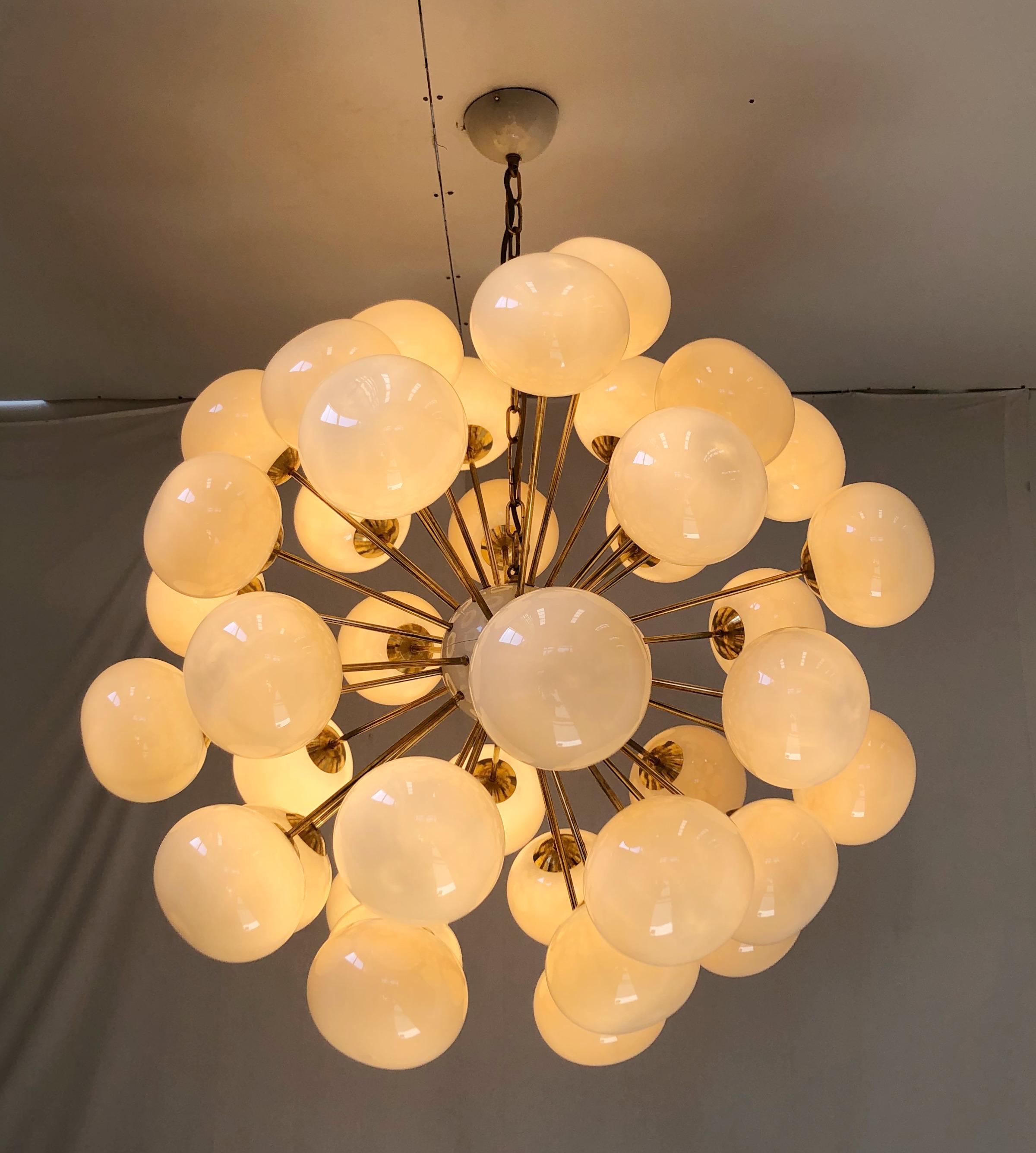 Italian sputnik chandelier with 40 cream Murano pebble glass shades mounted on brass frame / Designed by Fabio Bergomi for Fabio Ltd / Made in Italy
40 lights / E12 or E14 type / max 40W each
Measures: diameter 46 inches, height 46 inches not