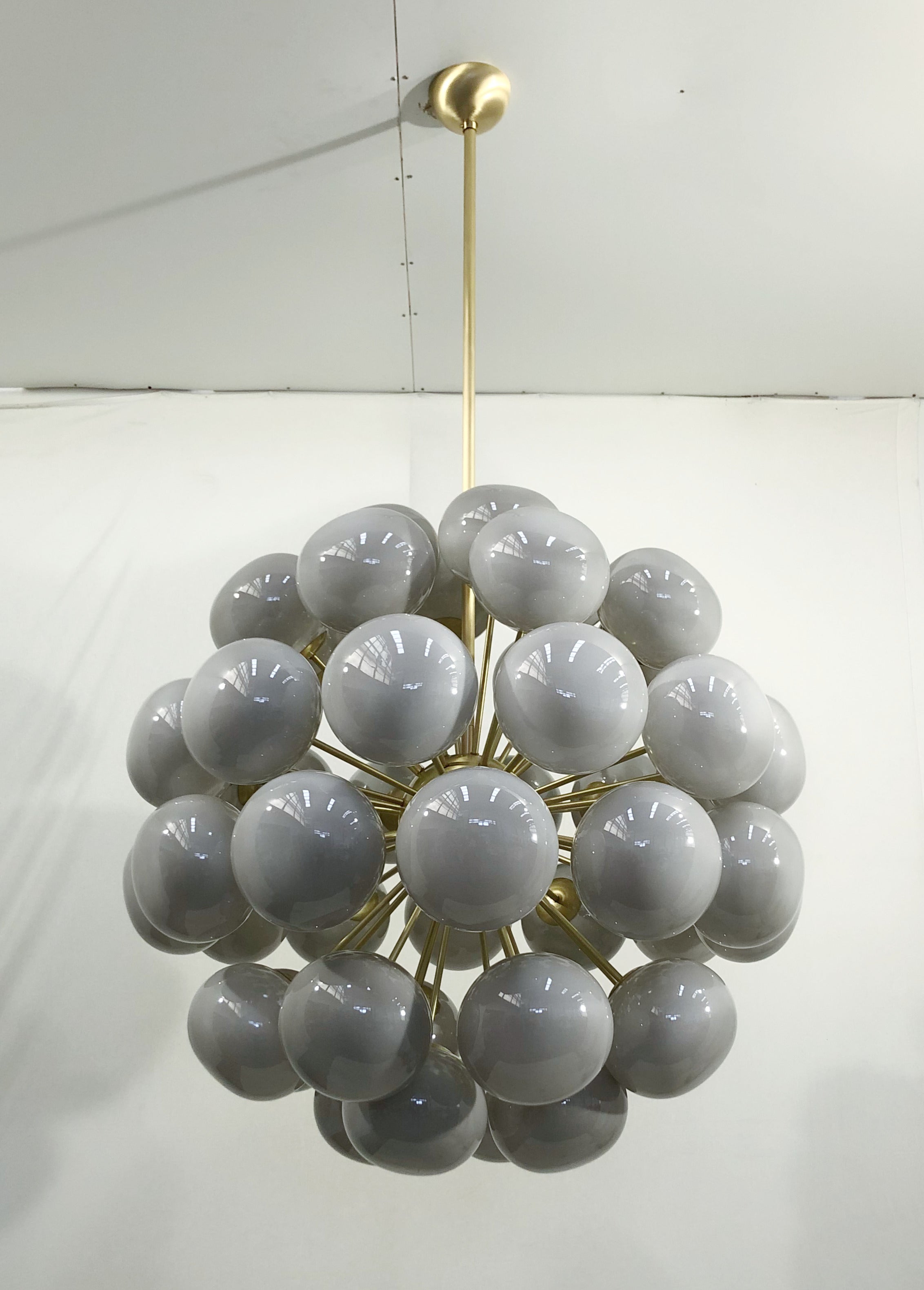 Lustre spoutnik italien avec 48 abat-jour en verre gris de Murano montés sur une monture en laiton / Design/One par Fabio Bergomi pour Fabio LTD / Fabriqué en Italie
48 lampes / type E12 ou E14 / max 40W chacune
Mesures : Diamètre 38 pouces, hauteur