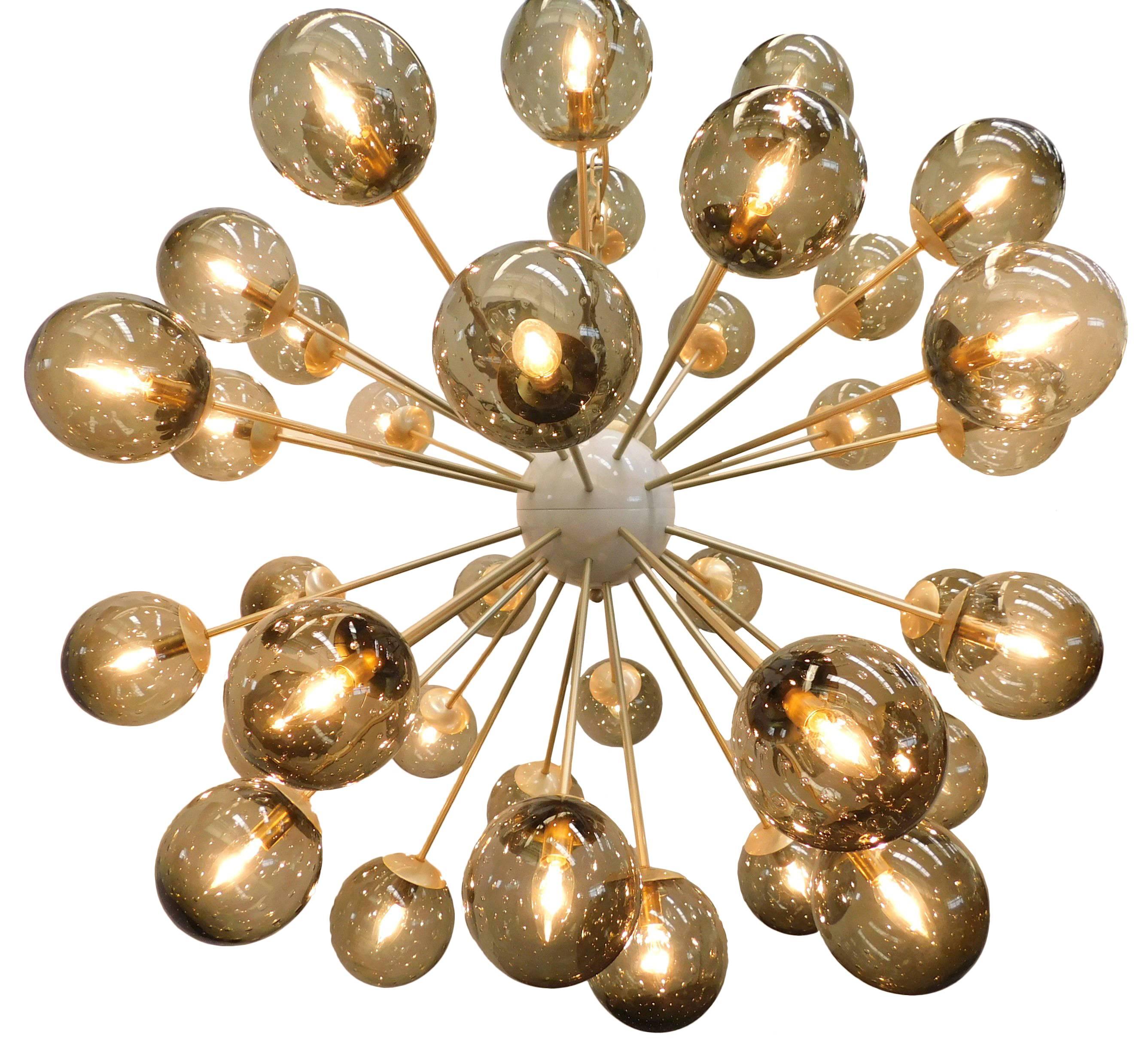 Lustre Sputnik italien avec 40 globes en verre de Murano montés sur une monture en laiton / Design by Fabio Bergomi for Fabio Ltd / Made in Italy
40 lampes / type E12 ou E14 / max 40W chacune
Dimensions : diamètre 49 pouces / hauteur 49 pouces plus
