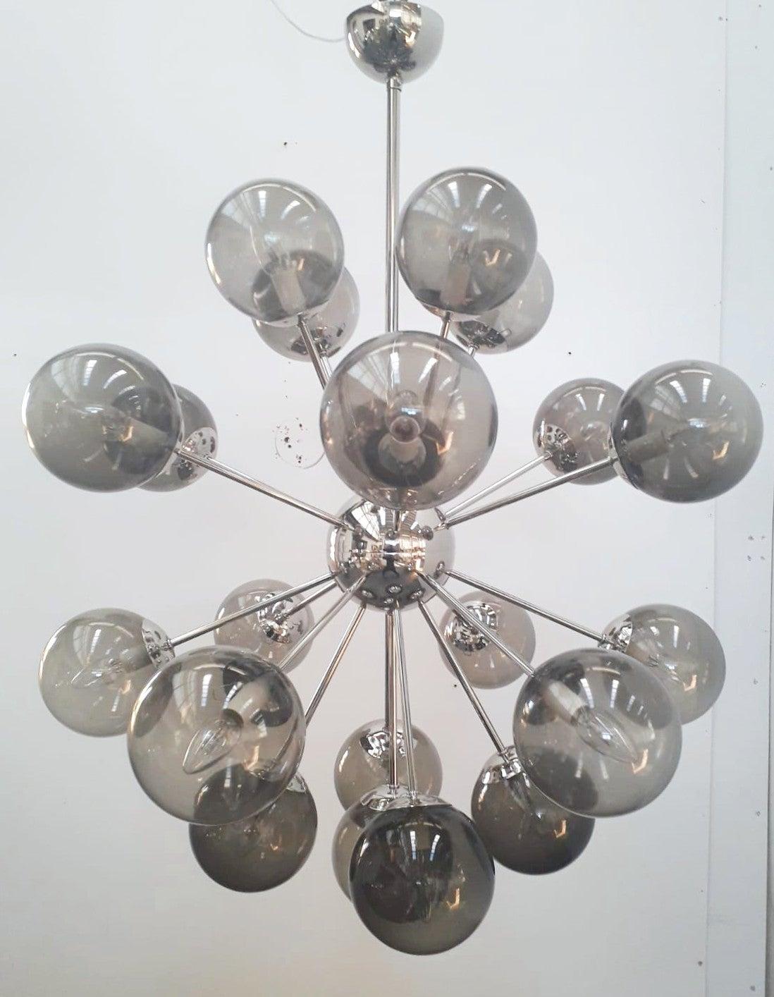 Lustre italien en forme de sputnik avec 21 globes en verre de Murano montés sur une structure métallique en finition nickel poli / Conçu par Fabio Bergomi pour Fabio Ltd / Fabriqué en Italie.
21 lampes / type E12 ou E14 / max 40W chacune
Diamètre :