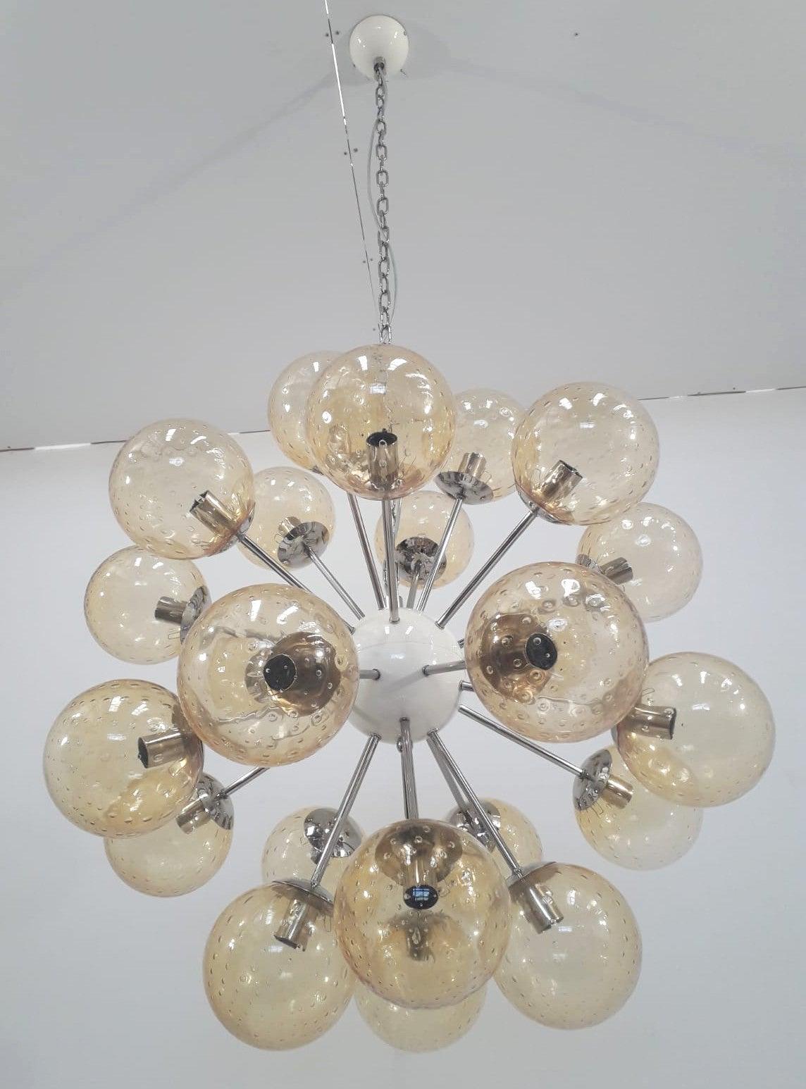 Lustre italien en forme de sputnik avec 24 globes en verre de Murano montés sur une structure métallique en finition nickel poli / Conçu par Fabio Bergomi pour Fabio Ltd / Fabriqué en Italie.
24 lampes / type E12 ou E14 / max 40W chacune
Mesures :