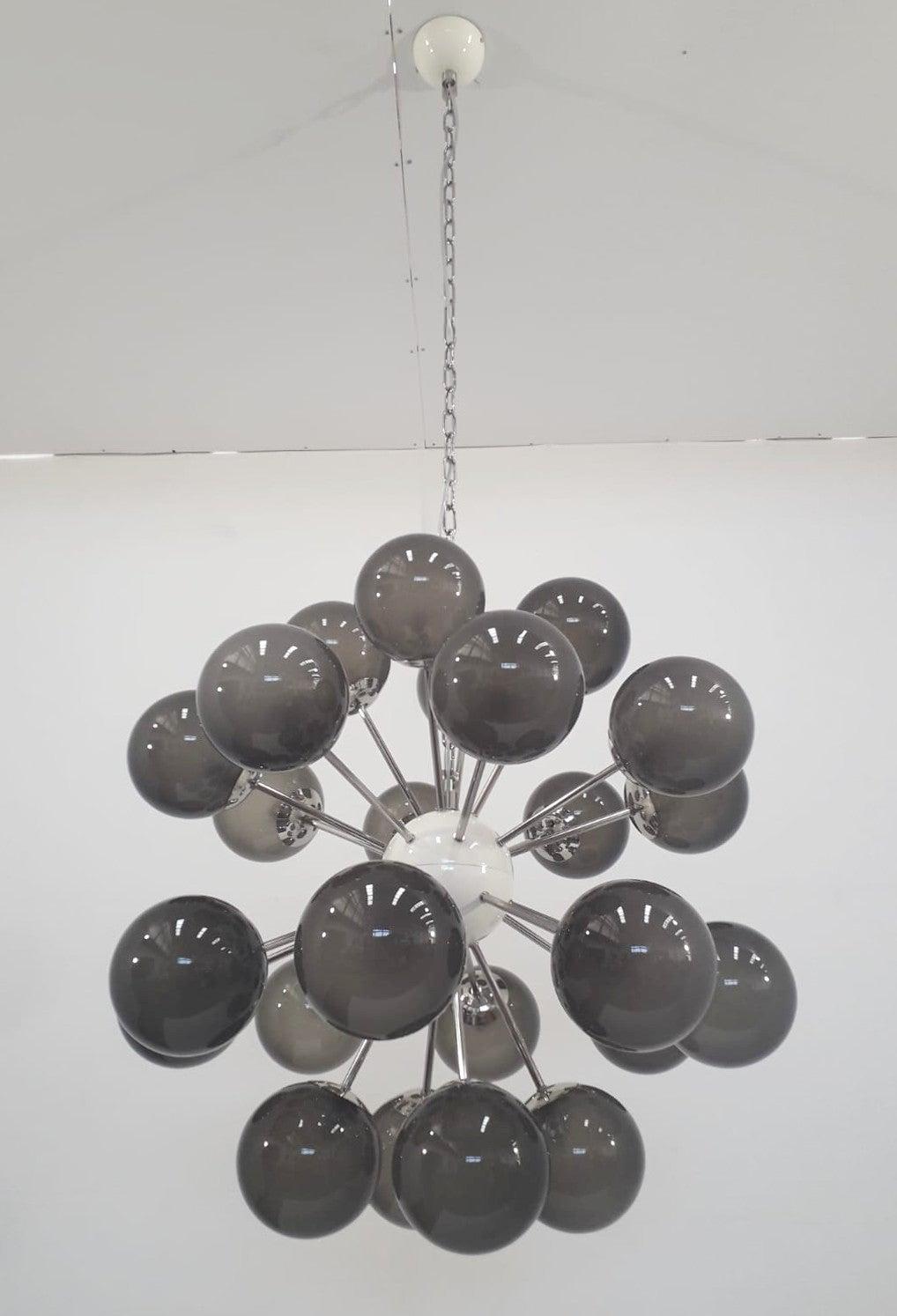 Italienischer Sputnik-Kronleuchter mit 24 Murano-Glaskugeln auf Metallrahmen in poliertem Nickel / Entwurf: Fabio Bergomi für FABIO LTD / Hergestellt in Italien
24 Leuchten / Typ E12 oder E14 / max. 40W pro Stück
Maße: Durchmesser 32 Zoll / Höhe 32