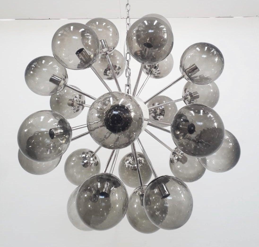 Lustre italien en forme de sputnik avec 24 globes en verre de Murano montés sur une structure métallique en finition nickel poli / Conçu par Fabio Bergomi pour Fabio Ltd / Fabriqué en Italie.
24 lampes / type E12 ou E14 / max 40W chacune
Mesures :