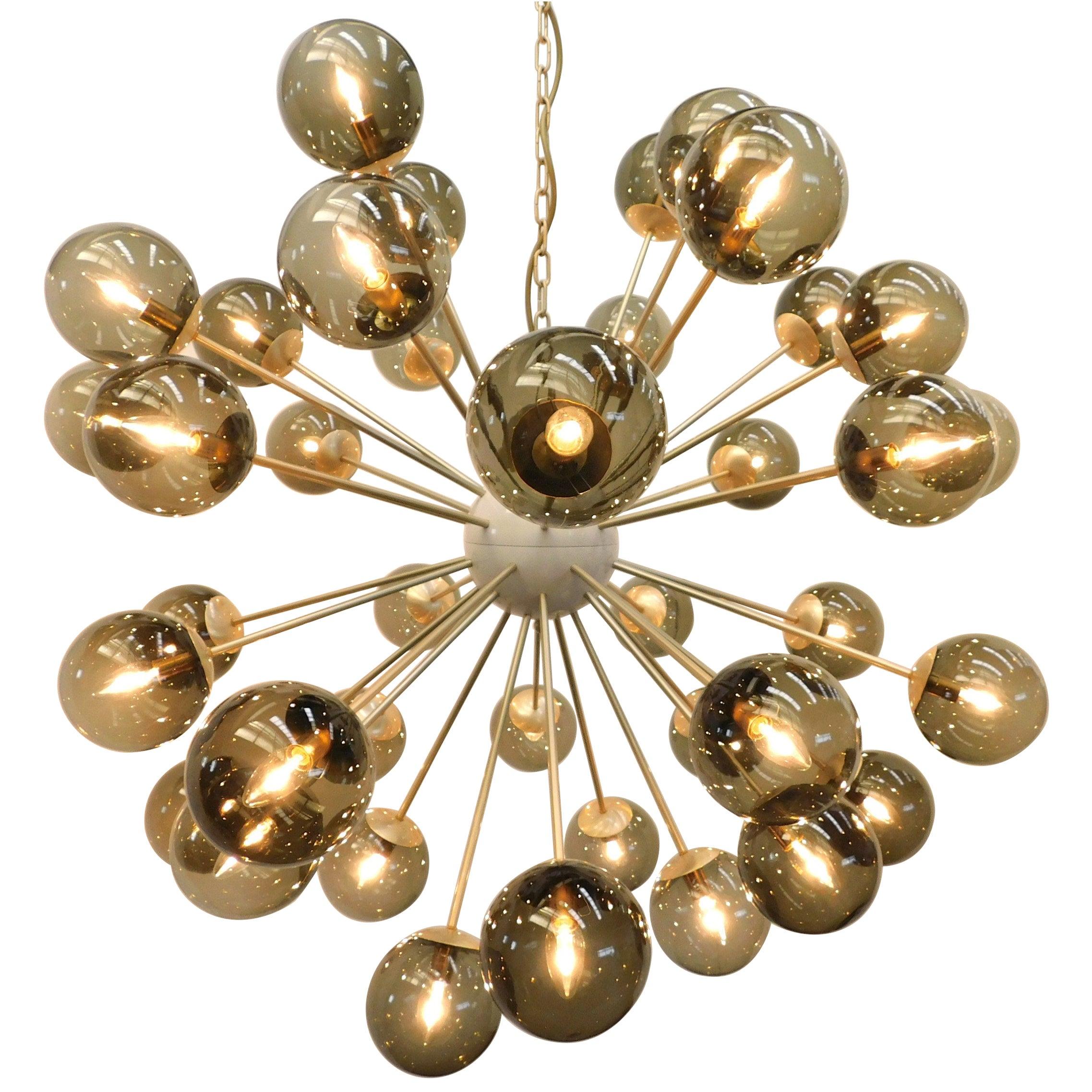 Lustre italien en forme de sputnik avec 40 globes en verre de Murano montés sur une armature en laiton / Conçu par Fabio Bergomi pour Fabio Ltd / Fabriqué en Italie.
40 lampes / type E12 ou E14 / max 40W chacune
Mesures : diamètre 49 pouces /