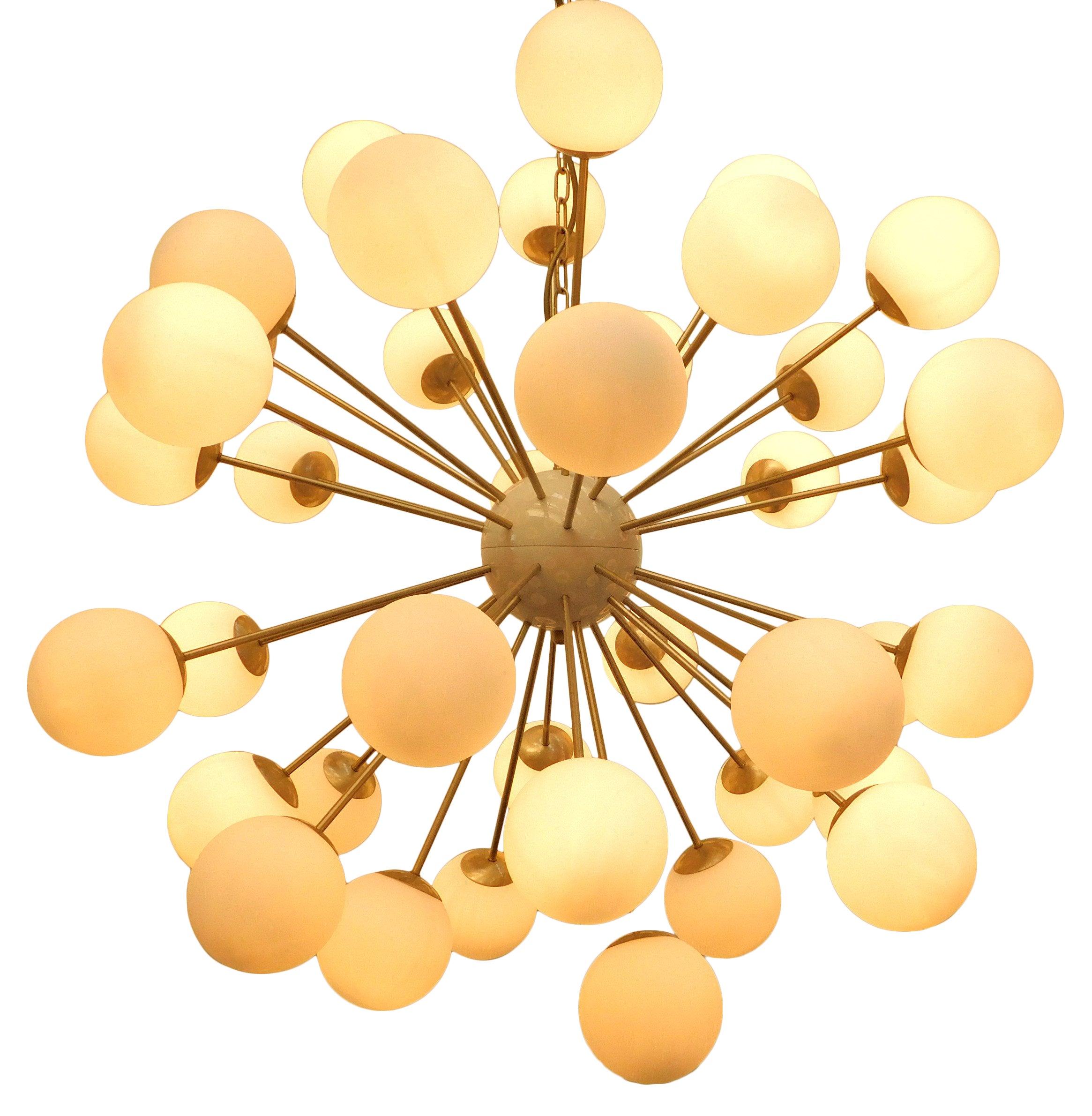 Lustre italien en forme de sputnik avec 40 globes en verre de Murano montés sur une armature en laiton / Conçu par Fabio Bergomi pour Fabio Ltd / Fabriqué en Italie.
40 lampes / type E12 ou E14 / max 40W chacune
Mesures : diamètre 49 pouces /