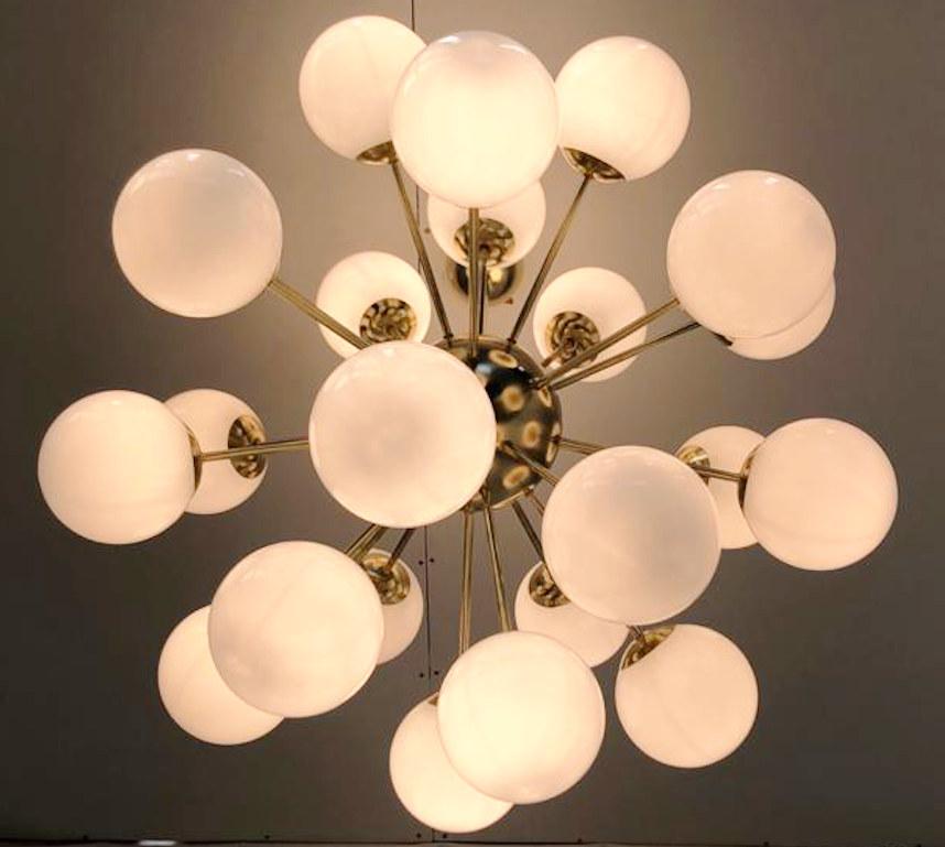 Ottone Lampadario Nova Sputnik di Fabio Ltd in vendita
