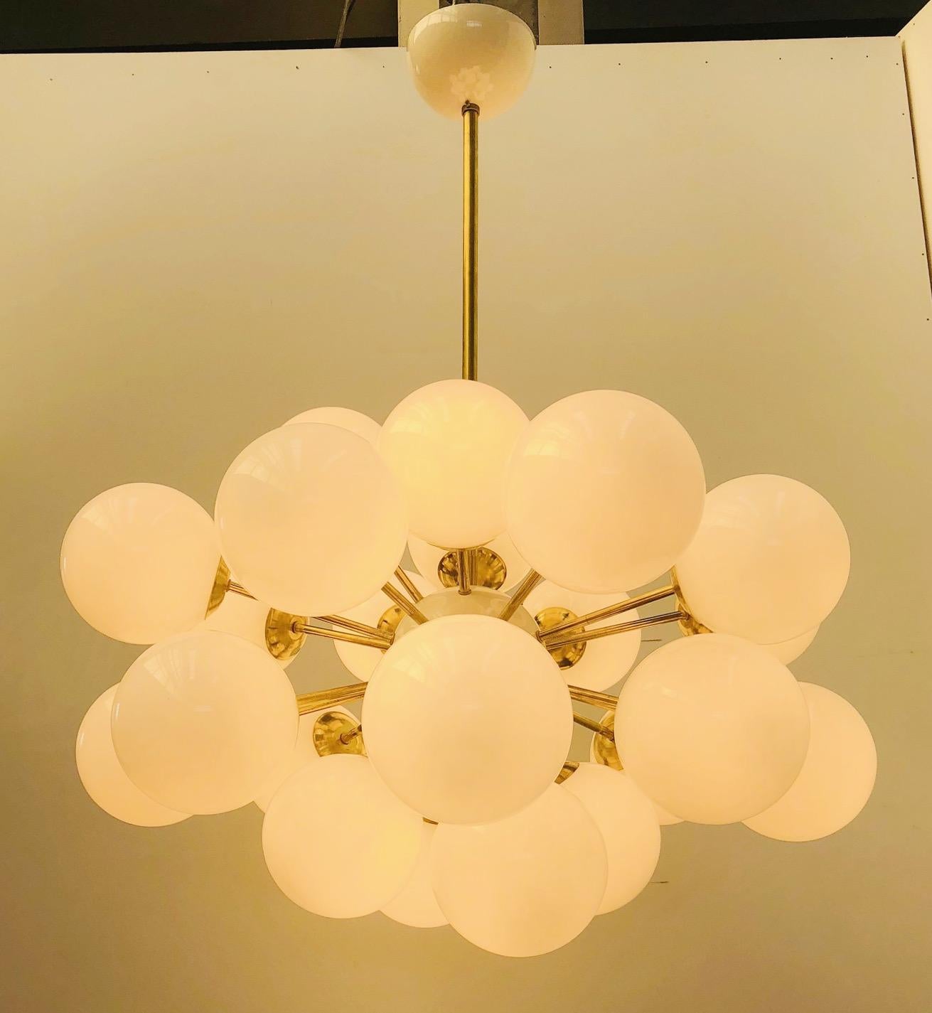 Moderno Lampadario Ovale Sputnik di Fabio Ltd in vendita