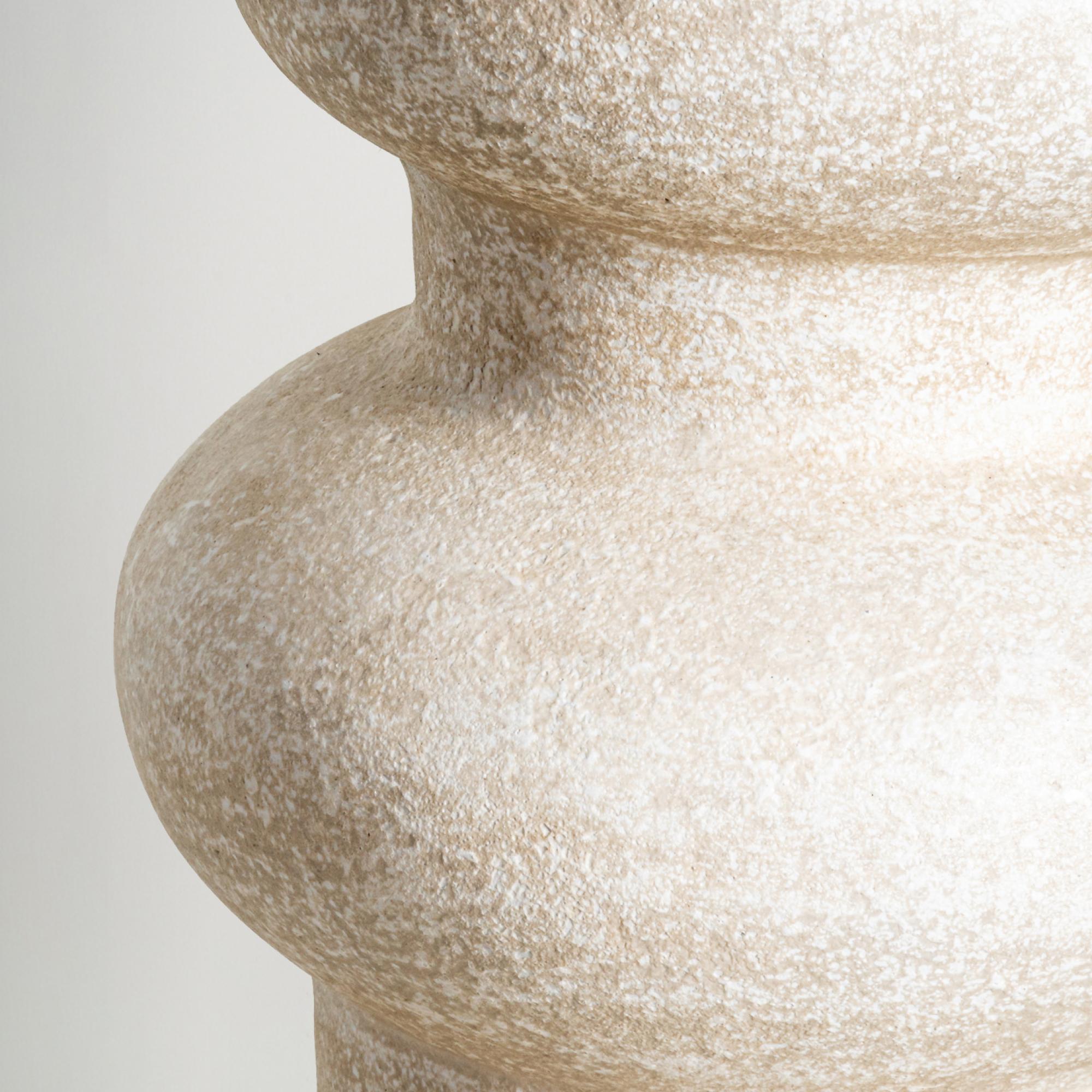 Una forma unica e organica con una splendida texture realizzata a mano che dona un tocco di eleganza a qualsiasi spazio. Ogni pezzo è opera di un singolo artigiano, che lo rende unico nel suo genere. Le curve che catturano la luce accentuano questo