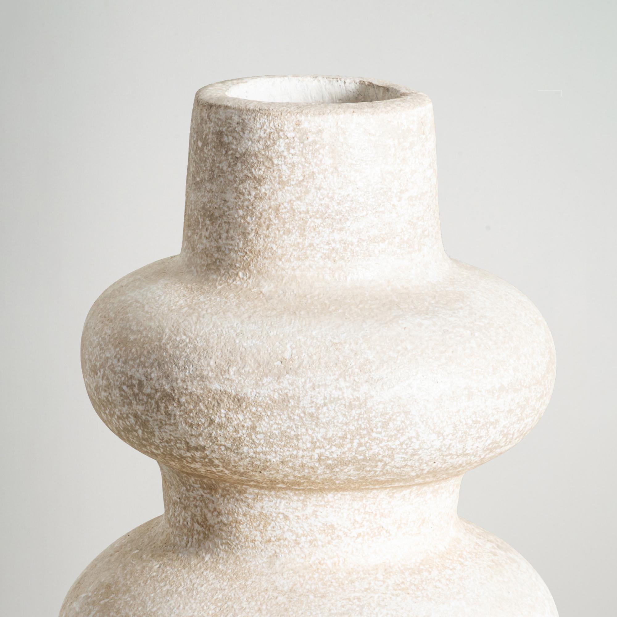 Indonesiano Vaso alto Nova, forma organica fatta a mano in crema strutturato in vendita