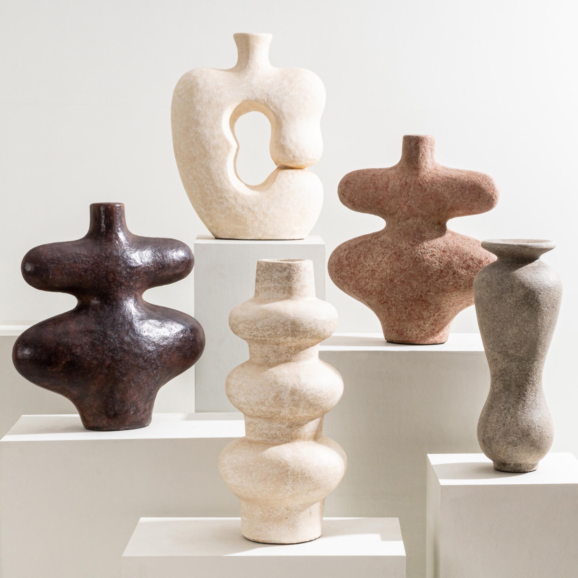 Terracotta Vaso alto Nova, forma organica fatta a mano in crema strutturato in vendita