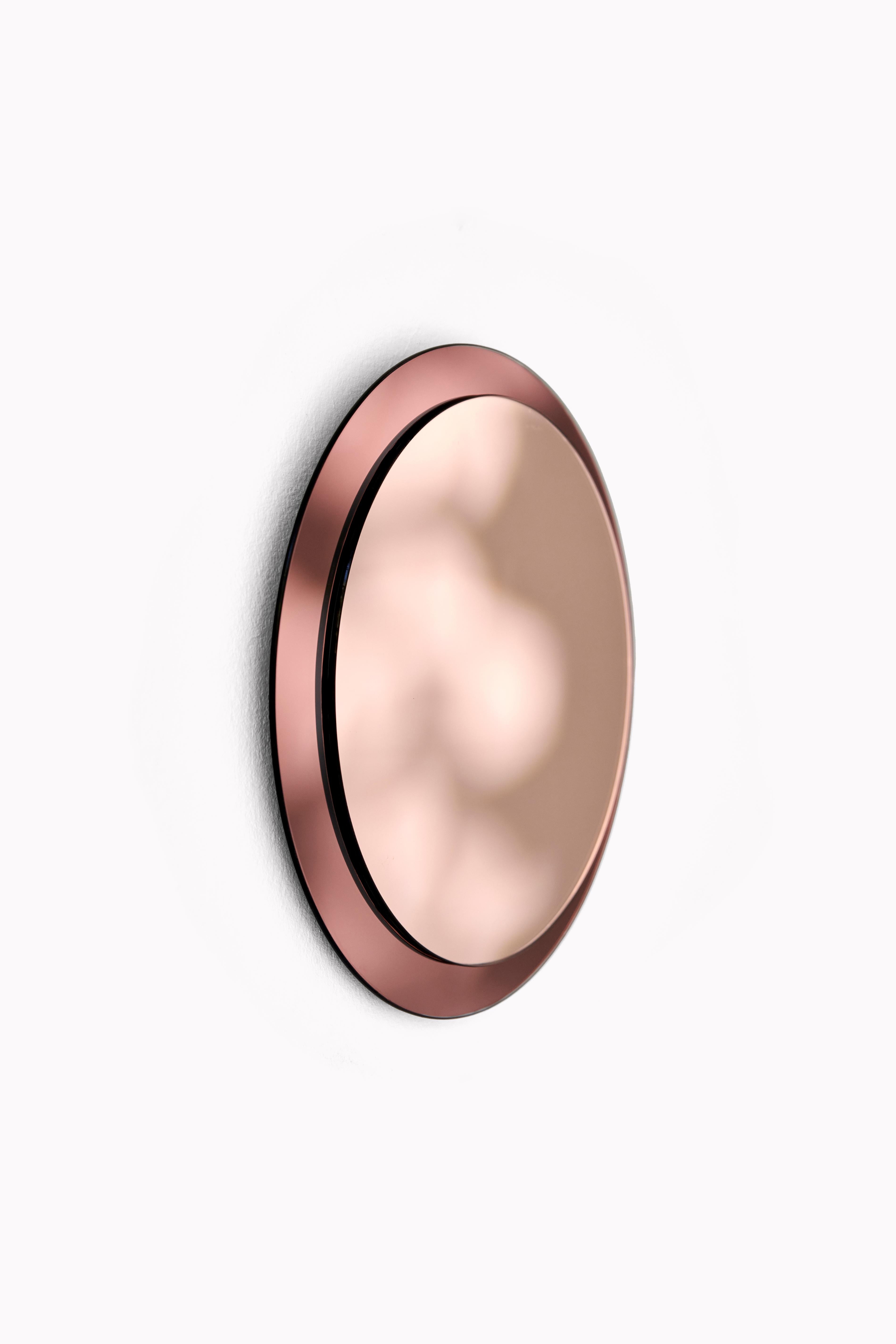 Espejo de pared Nova by Yugen Lab
Dimensiones: Ø 35 cm.
Materiales: Cristal de espejo de cobre de 4 mm y cristal de oro rosa de 4 mm.

El espejo redondo Nova, de 35 centímetros de diámetro, combina espejos de oro rosa y cobre, creando un brillo