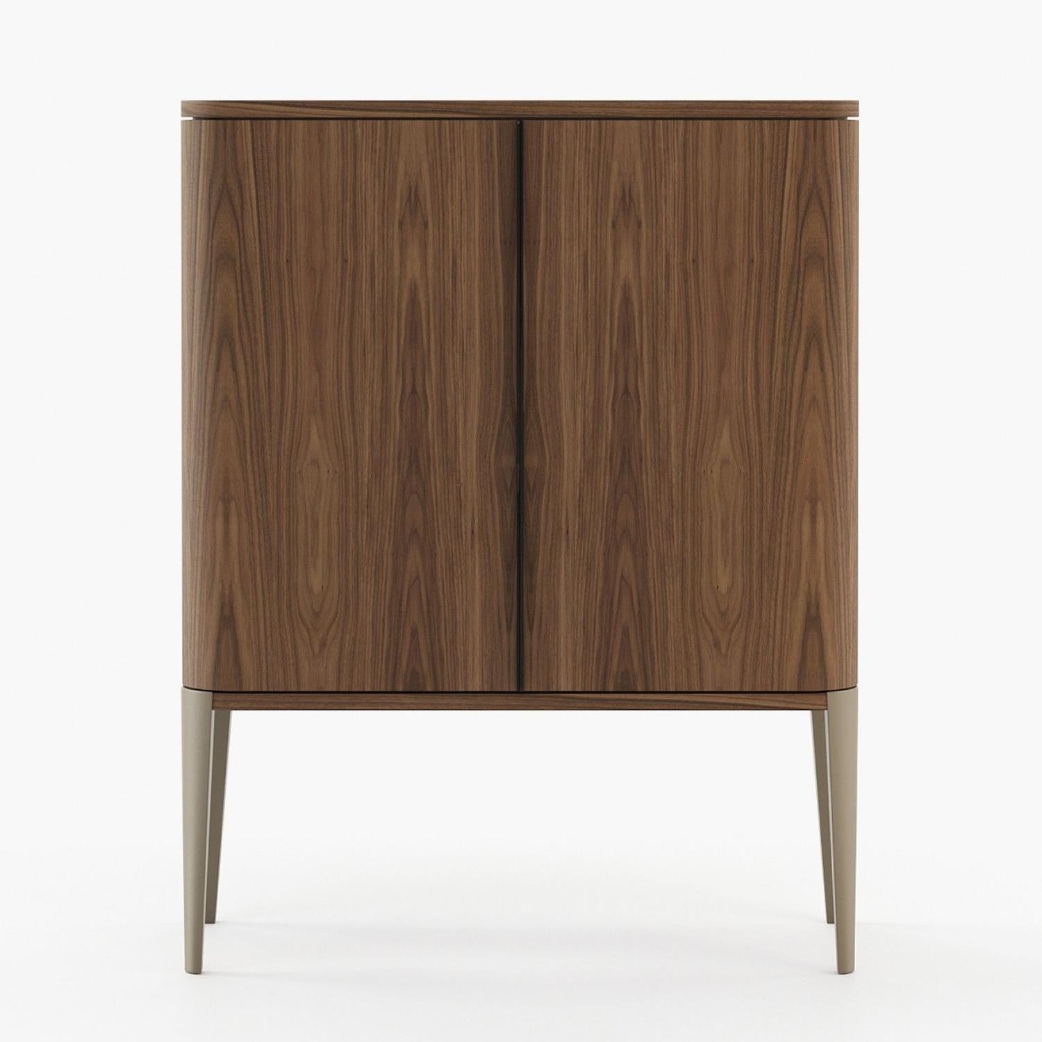 Bar Nova Walnut with structure in walnut wood
vennered, with 2 doors, with 1 drawers with easy
glide system and with clear glass back inside.
Also available on request with other wood finishes.