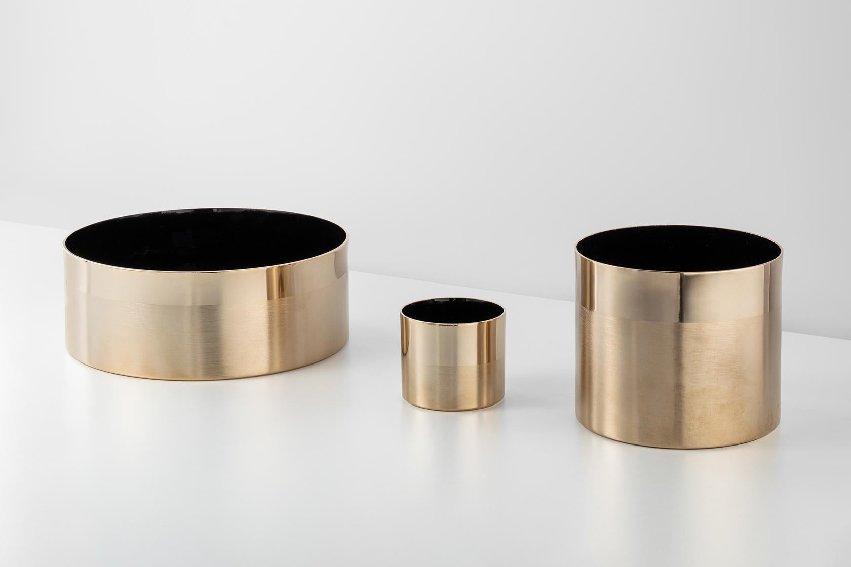 Una collezione di vasi in rame con interno smaltato ed esterno galvanizzato. Lo smalto a caldo su rame è una tecnica artigianale complessa che risale agli anni Cinquanta. Industrializzato da due sole aziende in Italia, la De Poli di Padova e la Dal
