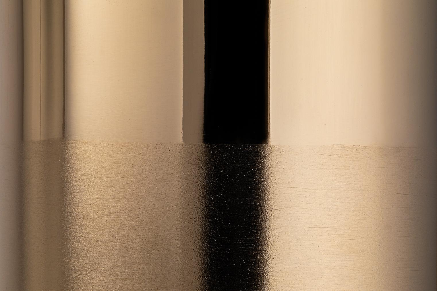 Una collezione di vasi in rame con interno smaltato ed esterno galvanizzato. Lo smalto a caldo su rame è una tecnica artigianale complessa che risale agli anni Cinquanta. Industrializzato da due sole aziende in Italia, la De Poli di Padova e la Dal
