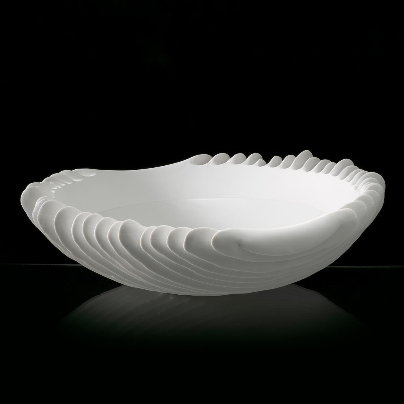 The smooth surface of a snow-white porcelain shell is riddled on the outside with fine crevices. A meticulously crafted mold and the use of unglazed porcelain, or 