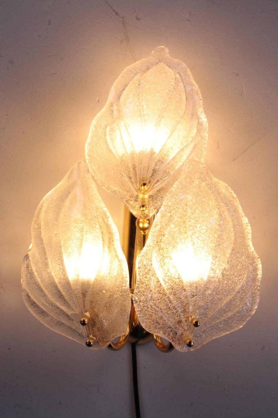 Italian Wall Lamp 24 Kt Gold Plated Novaresi

This Murano glass top built-in was produced in the 1970s

by Novaresi in Milan, Italy.

It has leaves in white textured glass on a gilt frame.

The lamp requires 3 E14 fittings small lamps.
Maker