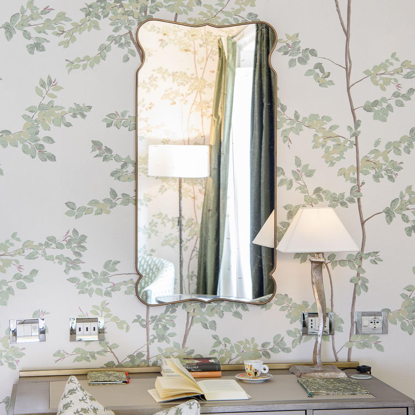 Le miroir géométrique en laiton est un complément indispensable à toute décoration intérieure moderne. Doté d'un design géométrique saisissant, ce miroir est fabriqué en laiton de haute qualité, ajoutant une touche d'élégance et de sophistication à