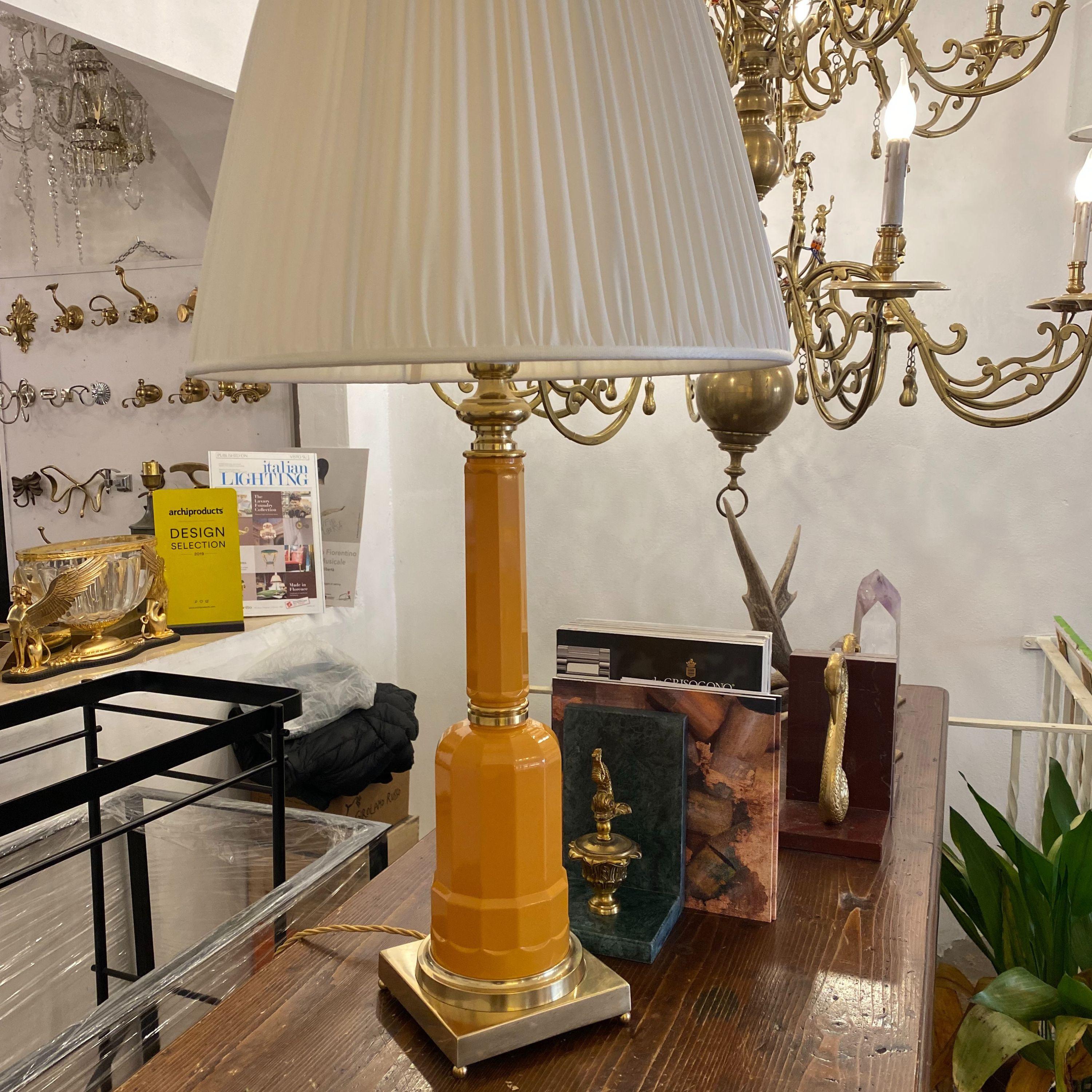 Lampe de table jaune daffodil en jacaranda Neuf - En vente à Firenze, FI