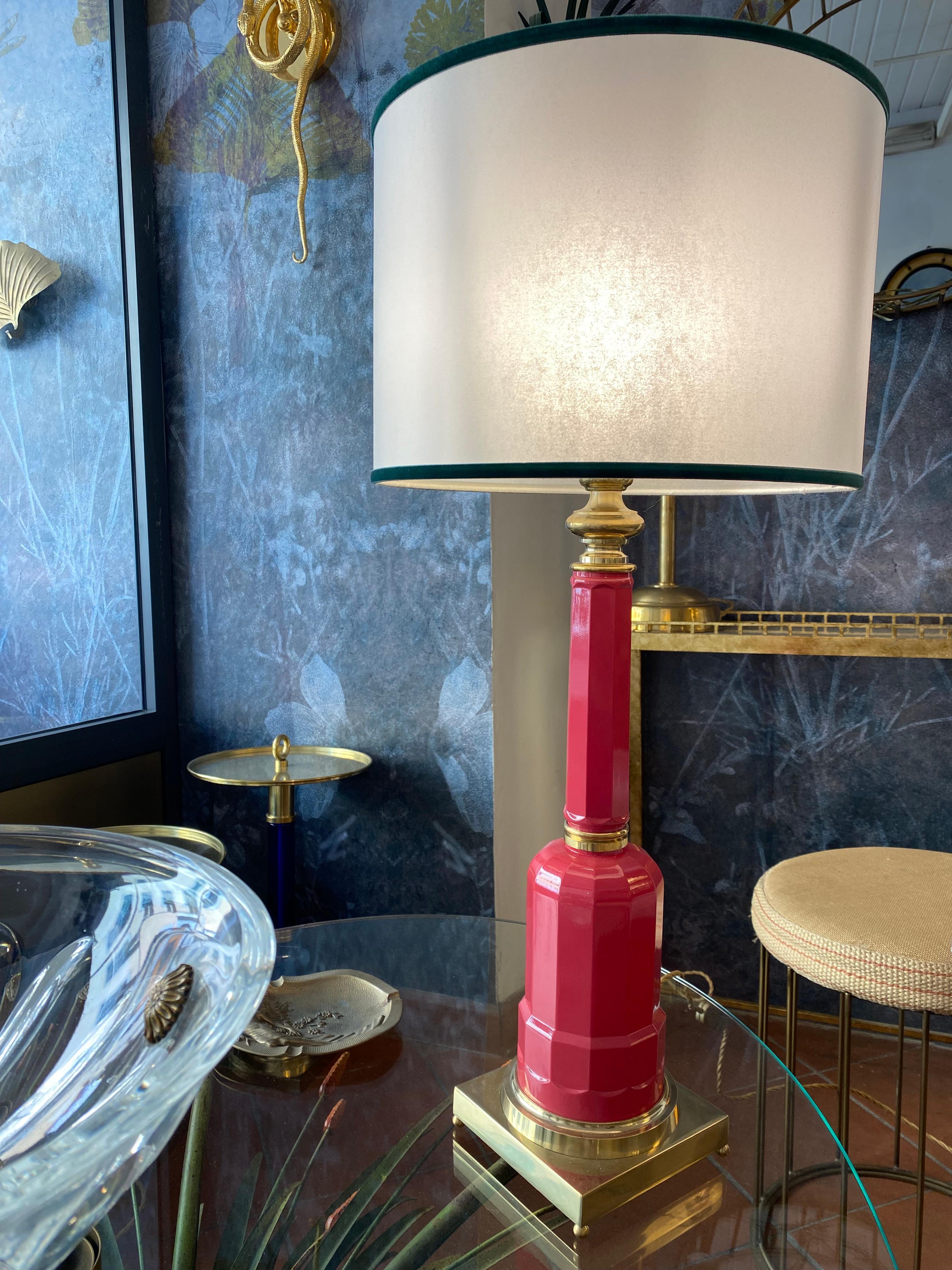 La lampe de table Jacaranda est fabriquée en verre soufflé avec la base et les détails en laiton, finition naturelle, et abat-jour en tissu. La structure en verre est obtenue par la technique artisanale du soufflage de verre à l'intérieur d'un