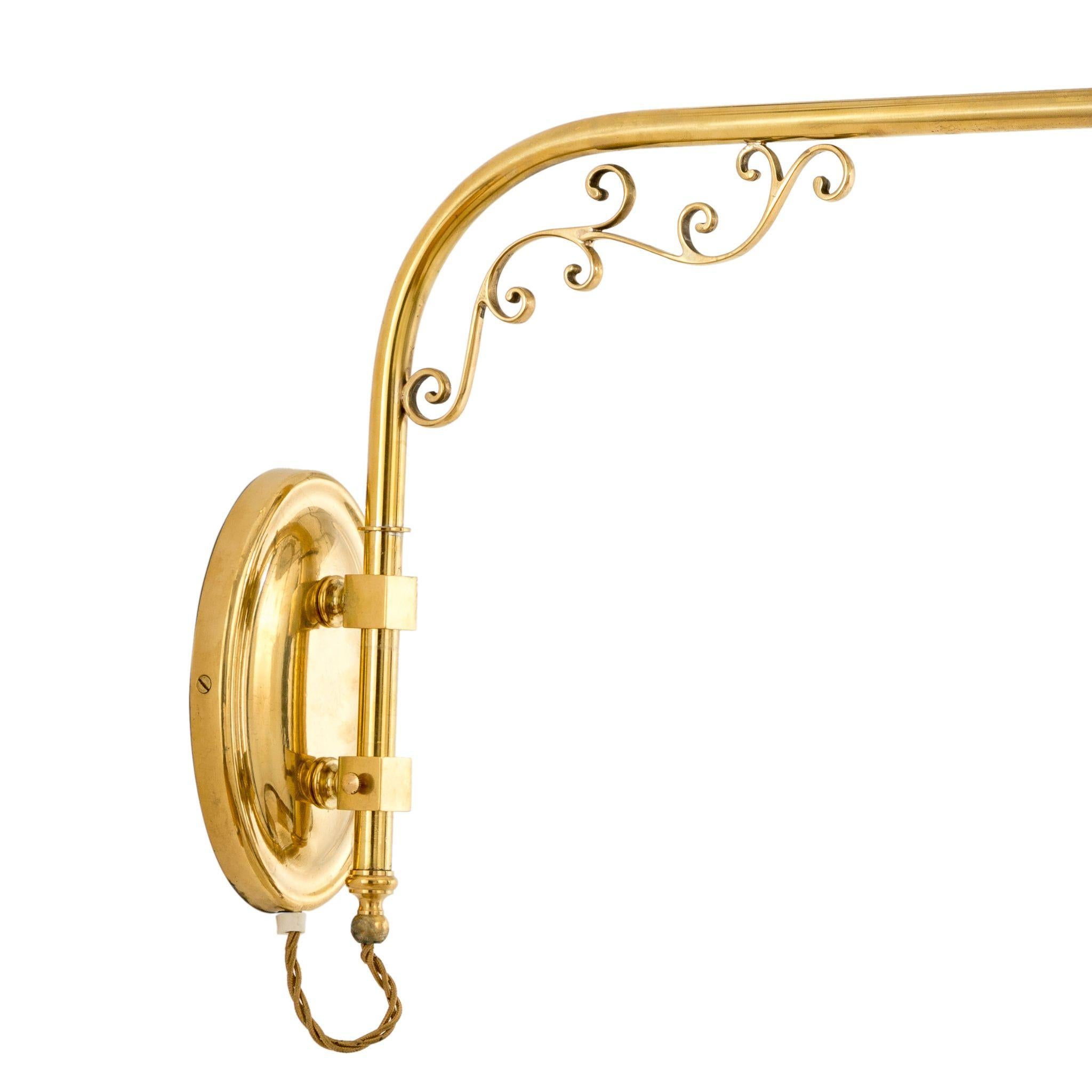 El aplique Novecento está fabricado con un brazo curvado de latón regulable y una preciosa pantalla de tela personalizable. El brazo está decorado con un delicado diseño rizado y la placa de pared ovalada mantiene la línea suave y sinuosa del brazo