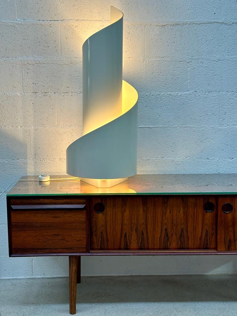 Novel Team Edition 1970 Large Sculpture table lamp or floor lamp. In plastic-coated aluminum. Incredible piece (98cm)