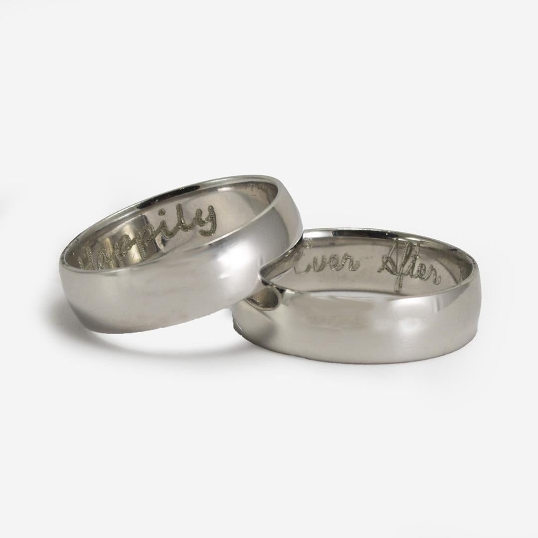 Novell Platinum Matching Bands Engraved - Happily & Ever After.
La fascia con incisione Happily misura 9 e pesa 8,4 grammi.
&
La fascia Engraved Ever After misura 9,5 e pesa 8,1 grammi.
Can è in grado di adattarsi alle dimensioni del caso.
Le fasce