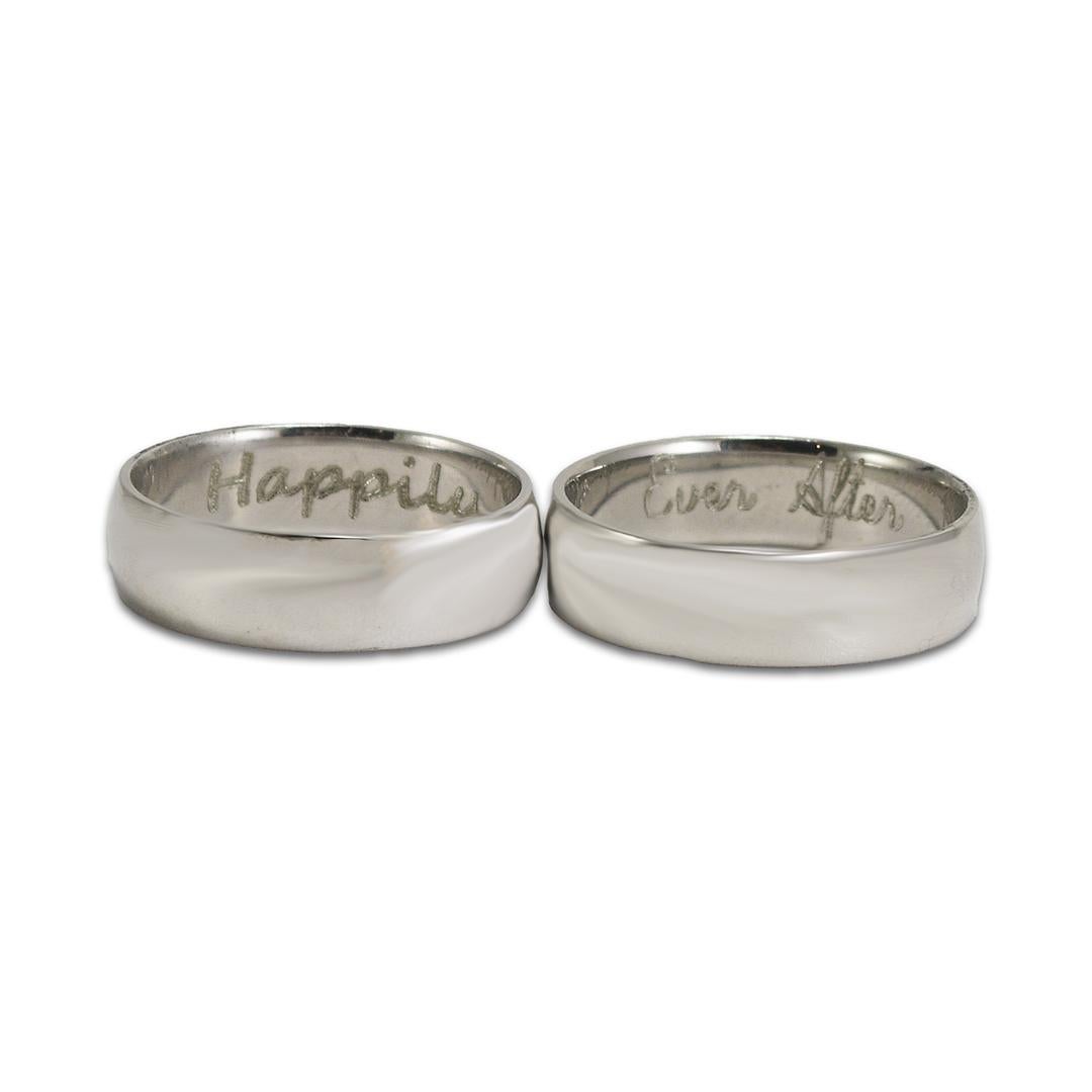 Fedi abbinate in platino Novell con incisione - "Happily Ever After" (Felici e contenti) in vendita