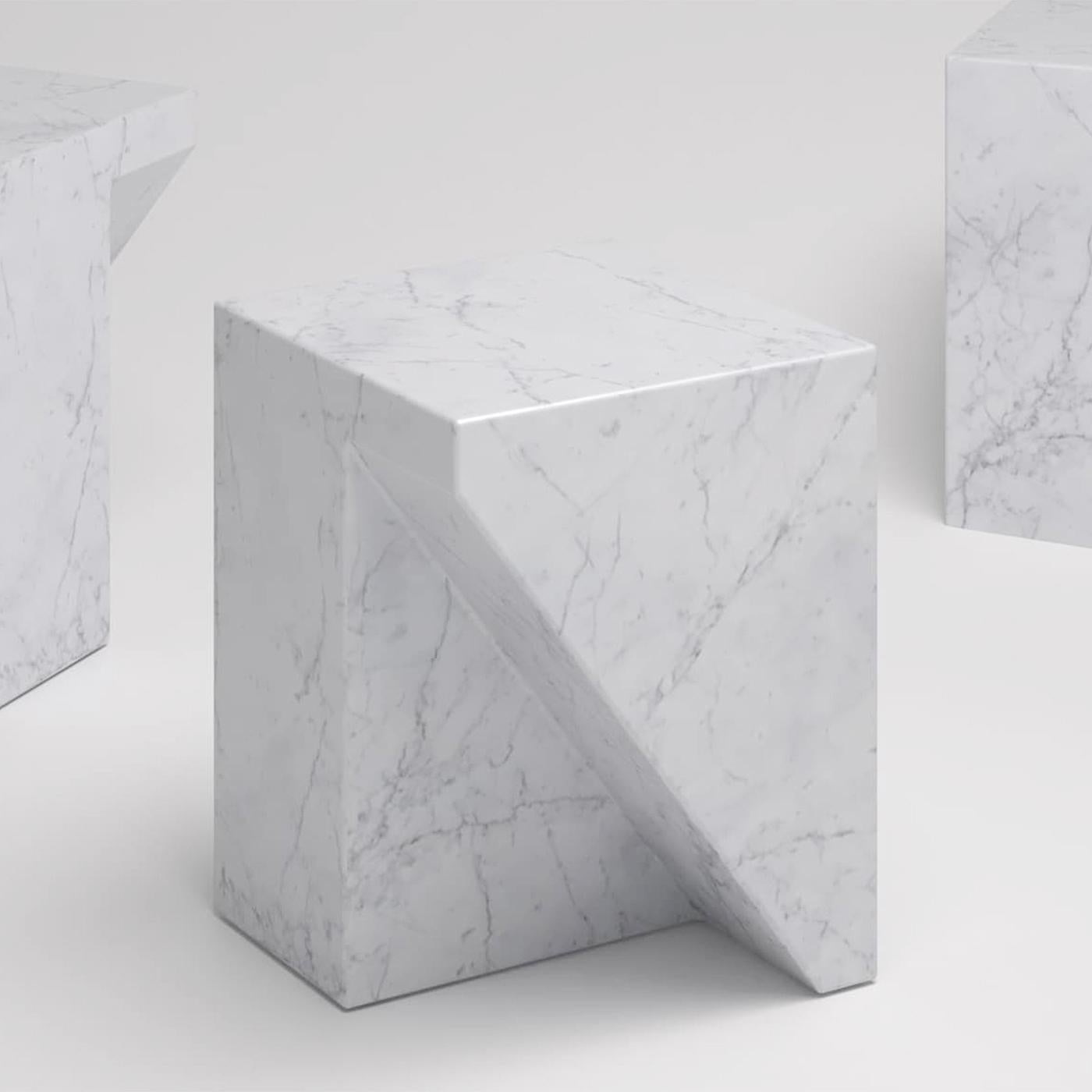 Hocker aus weißem Marmor von Lucio (Geschnitzt) im Angebot