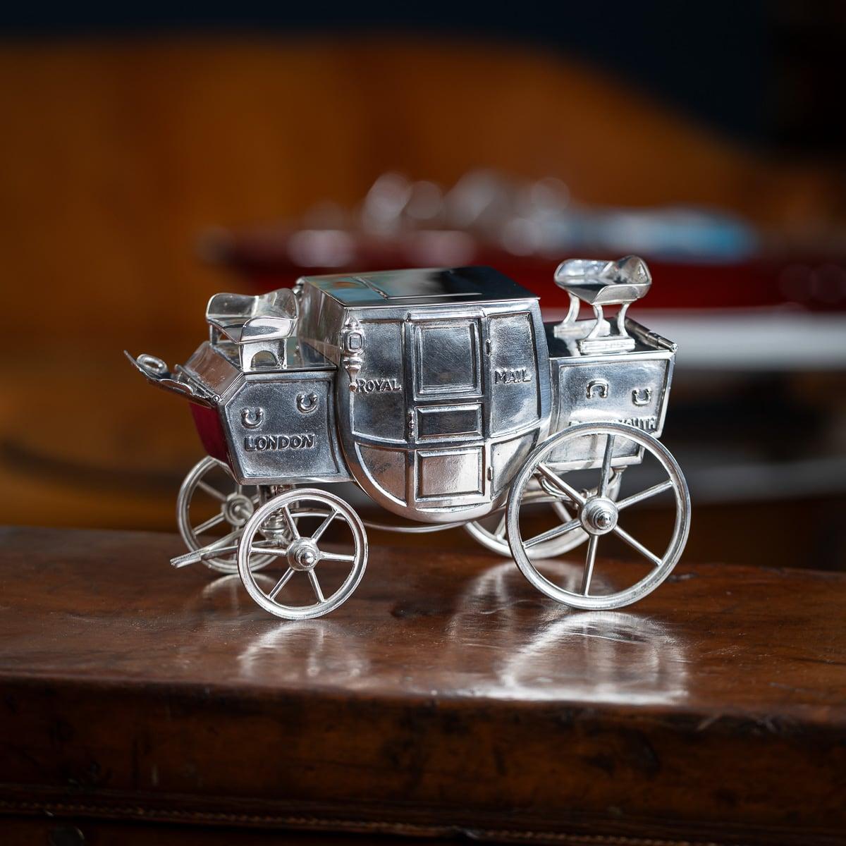 Un compendio per sigari in argento massiccio del XX secolo. Realizzato a forma di carrozza per cavalli, questo compendio presenta un'area nel salone per collocare sigarette o piccoli sigari. La parte anteriore e posteriore presenta un'area per i