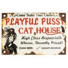 Neuheit des 20. Jahrhunderts „Playful Pussy Cat House“ Emaille-Schild ca. 1950