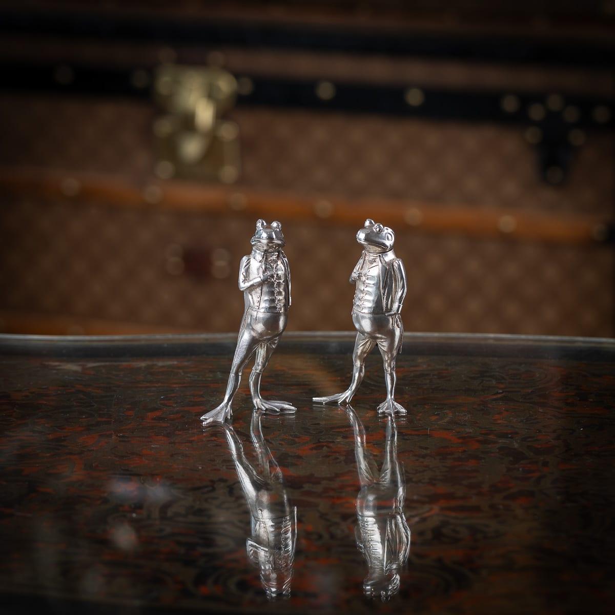 Nouveauté 20ème siècle rare paire de salières et poivrières en argent massif. Chacun est moulé sous la forme d'une grenouille portant un costume.

Argent anglais poinçonné (norme 925), Londres, année 1994 (U), poinçon de l'orfèvre J M over M