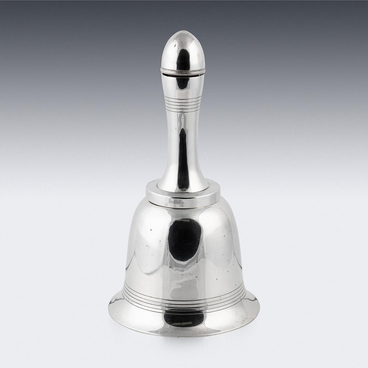 Un shaker à cocktail plaqué argent, inhabituel et très décoratif, réalisé par les célèbres orfèvres britanniques Hukin & Shakers, datant des années 1930. Conçue en forme de cloche, cette pièce reflète l'élégance ludique de la période Art déco,