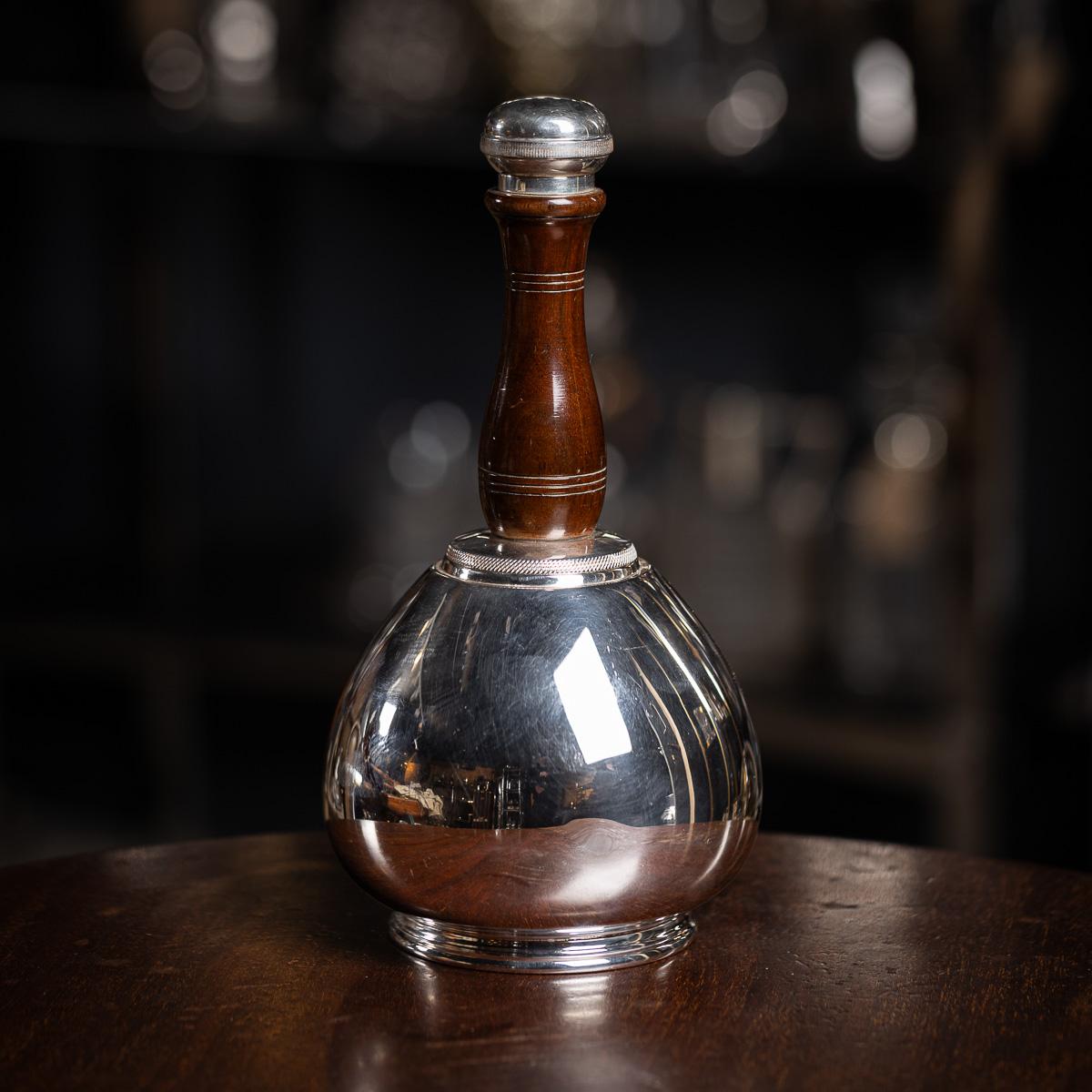 Nouveau shaker en argent plaqué du 20e siècle en forme de cloche de quille avec un manche en bois. Estampillé Mappin & Webb. Il est facile d'imaginer l'attrait de ces objets qui auraient fait de magnifiques objets pour épater leurs invités. Aussi