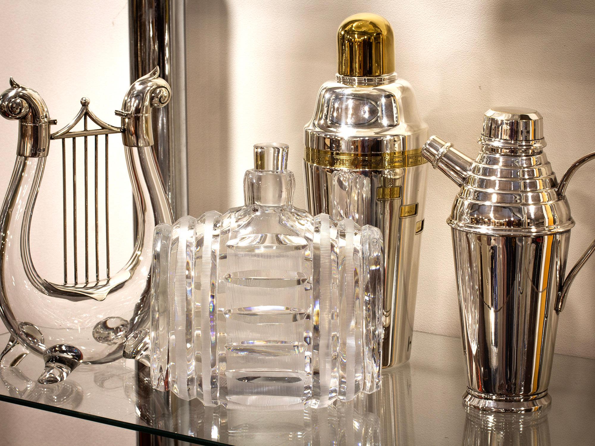 With Glass Stopper

From our Decanter collection, we are pleased to offer this Novelty Art Deco Whiskey Barrel Decanter. The Decanter bottle modelled as a wooden whiskey barrel with vertical brass simulated straps and ribbed body. The Decanter