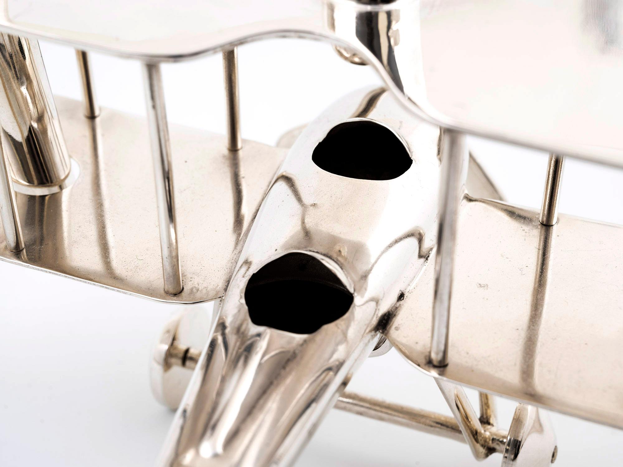 Métal Novelty Art Déco - Vase / Porte-cigares Figure d'un avion en métal argenté en vente