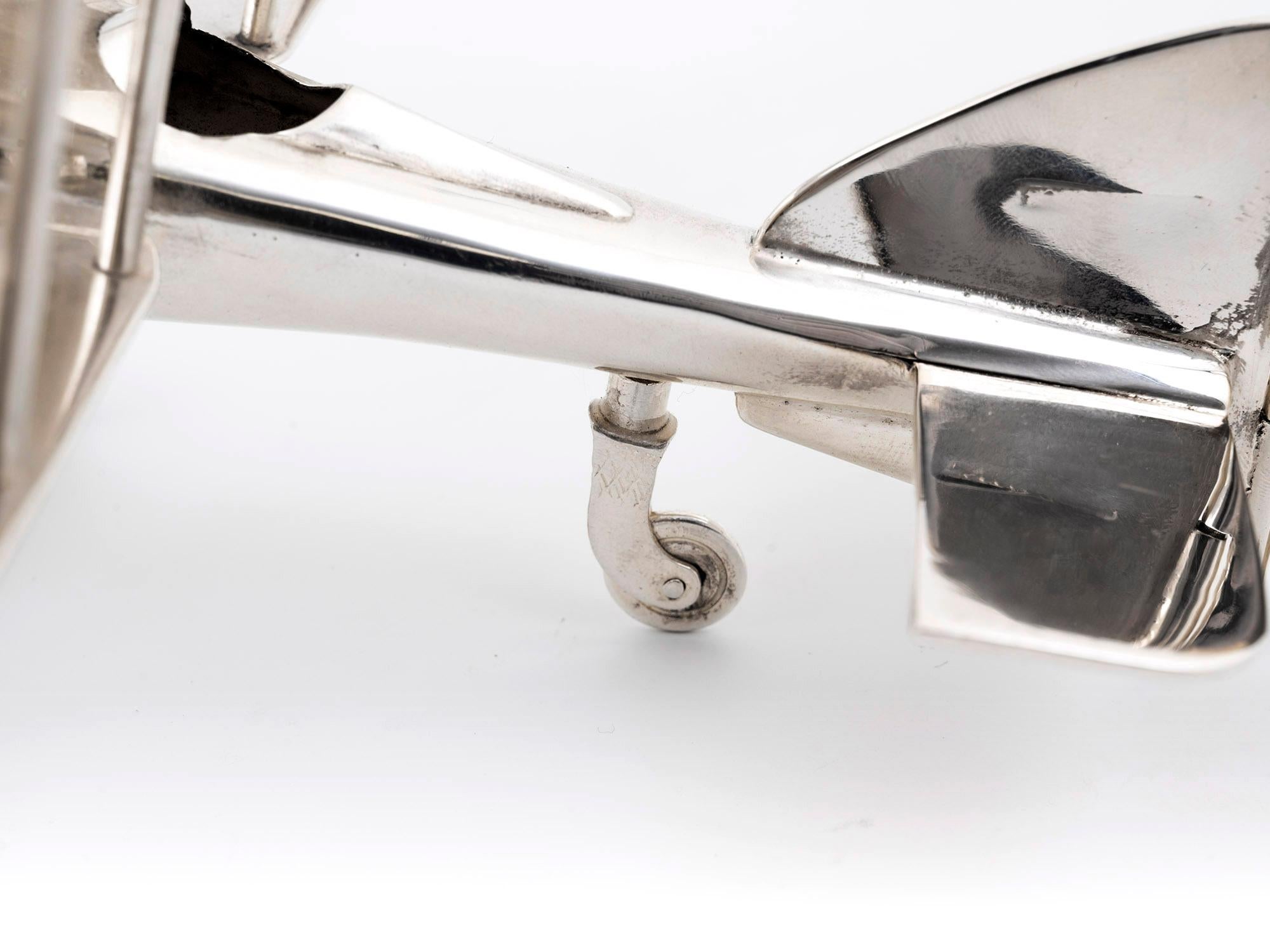 Novelty Art Déco - Vase / Porte-cigares Figure d'un avion en métal argenté en vente 1