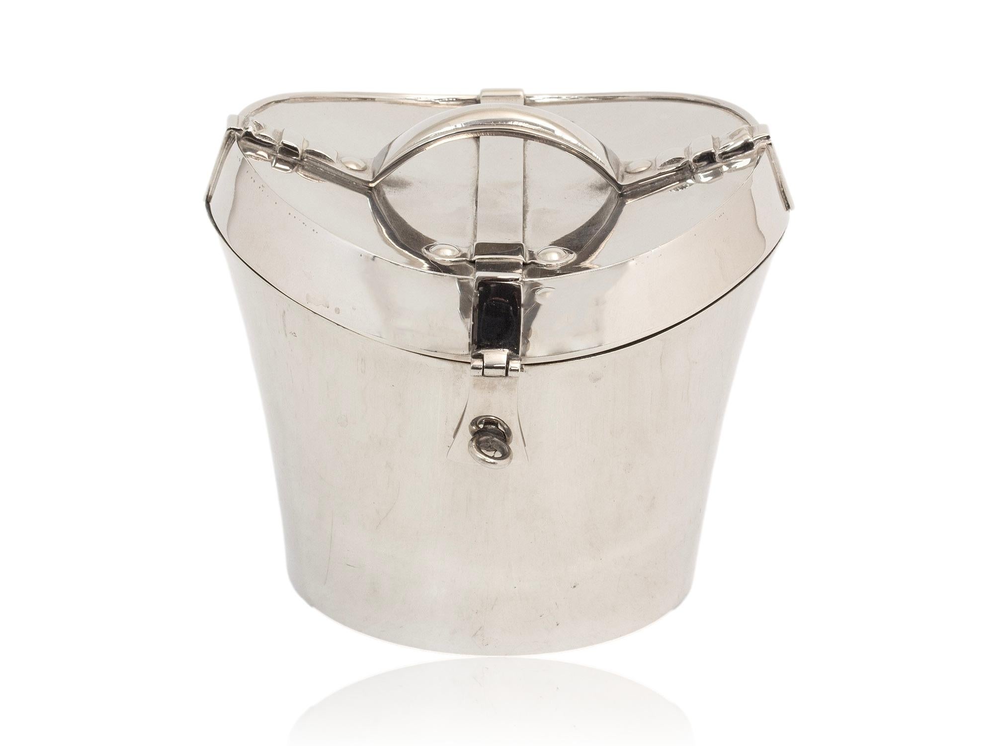 Art Deco Zeitraum CIRCA 1930

Aus unserer Barware-Kollektion bieten wir diese fantastische Neuheit an: den Art Deco Hat Box Ice Bucket. Der Eiskübel ist eine Neuheit in Form einer traditionellen Hutschachtel, die mit einem gegossenen Tragegriff und